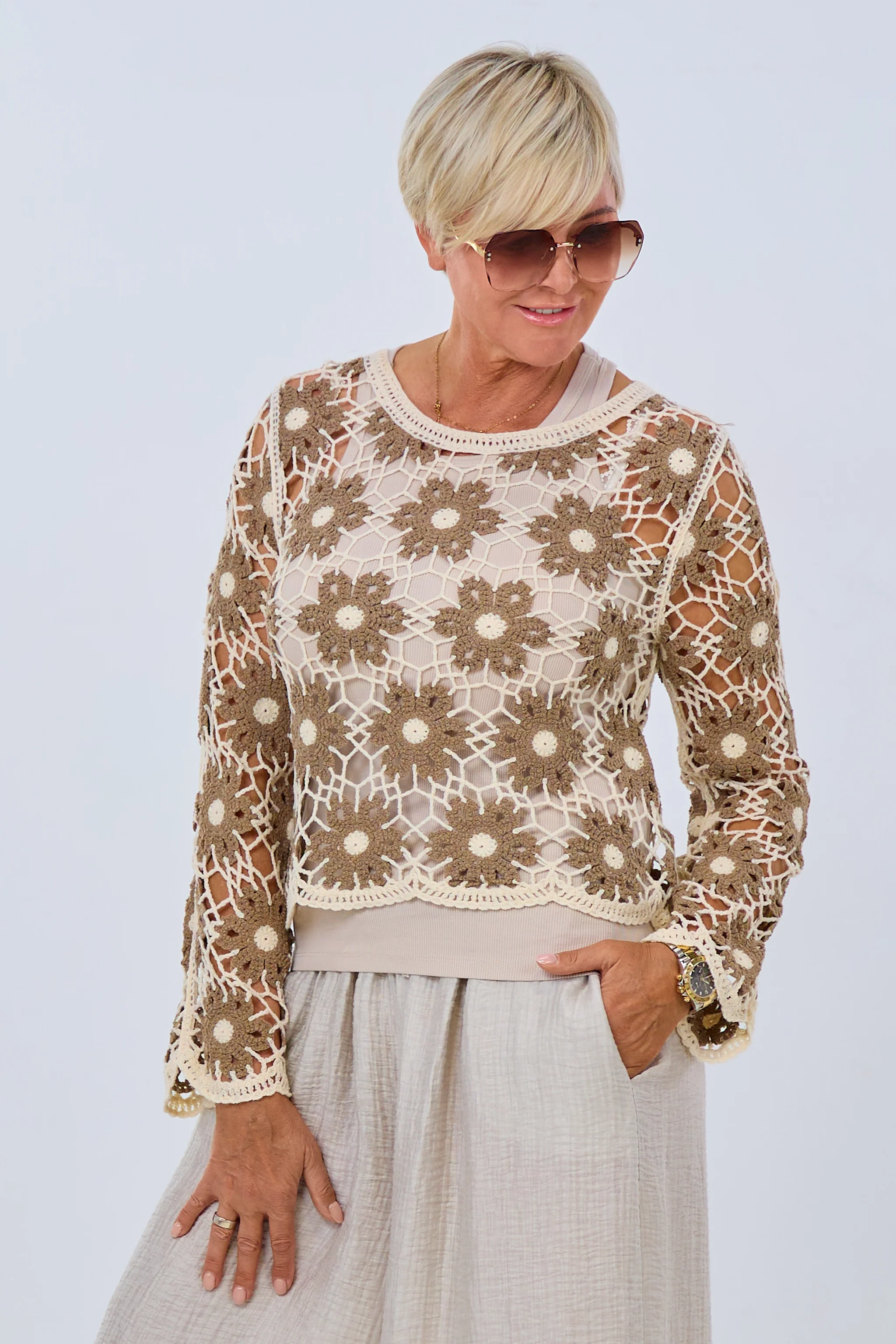 Pulli in Häkeloptik mit Blüten, creme-braun