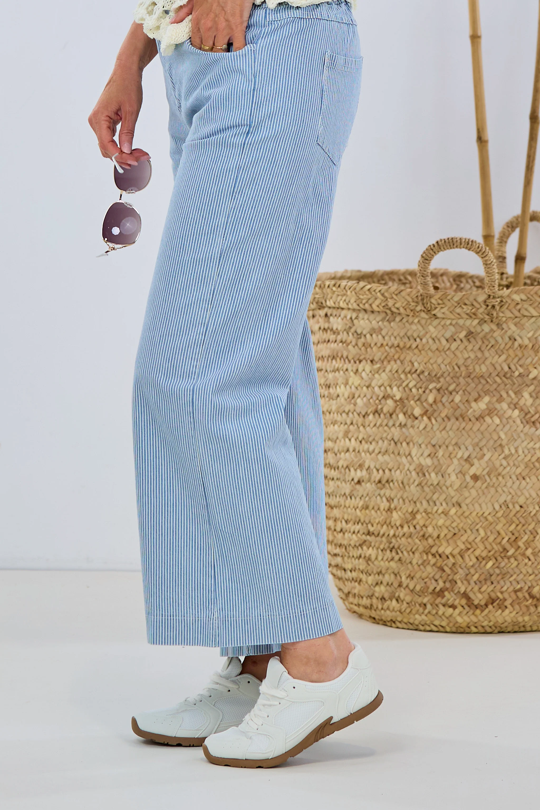 gestreifte Marlene Jeans, hellblau-weiß