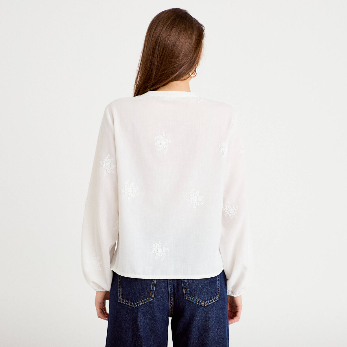 Blouse brodée col V ecru femme