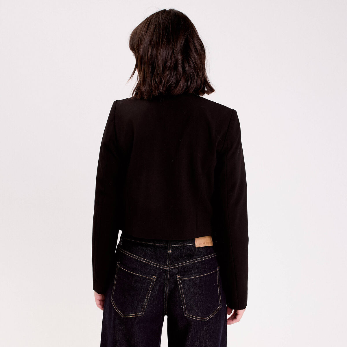 Veste droite courte col classique noir femme