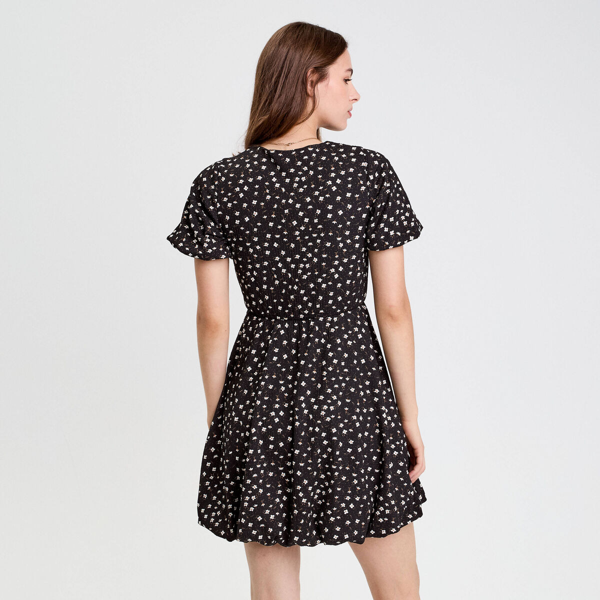 Robe courte évasée col v manches courtes noir femme