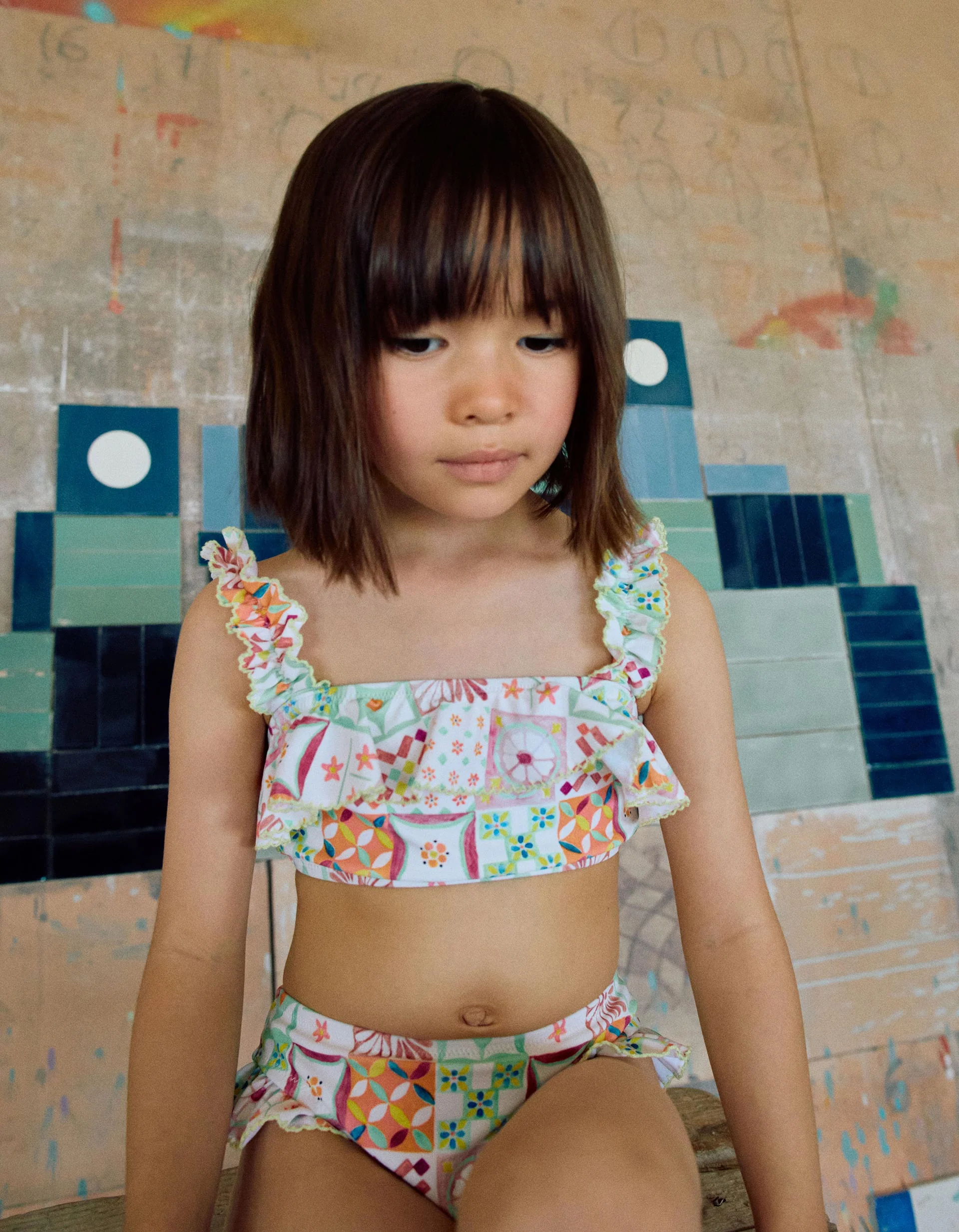Bikini with tile pattern and ruffles for girls, multicolour