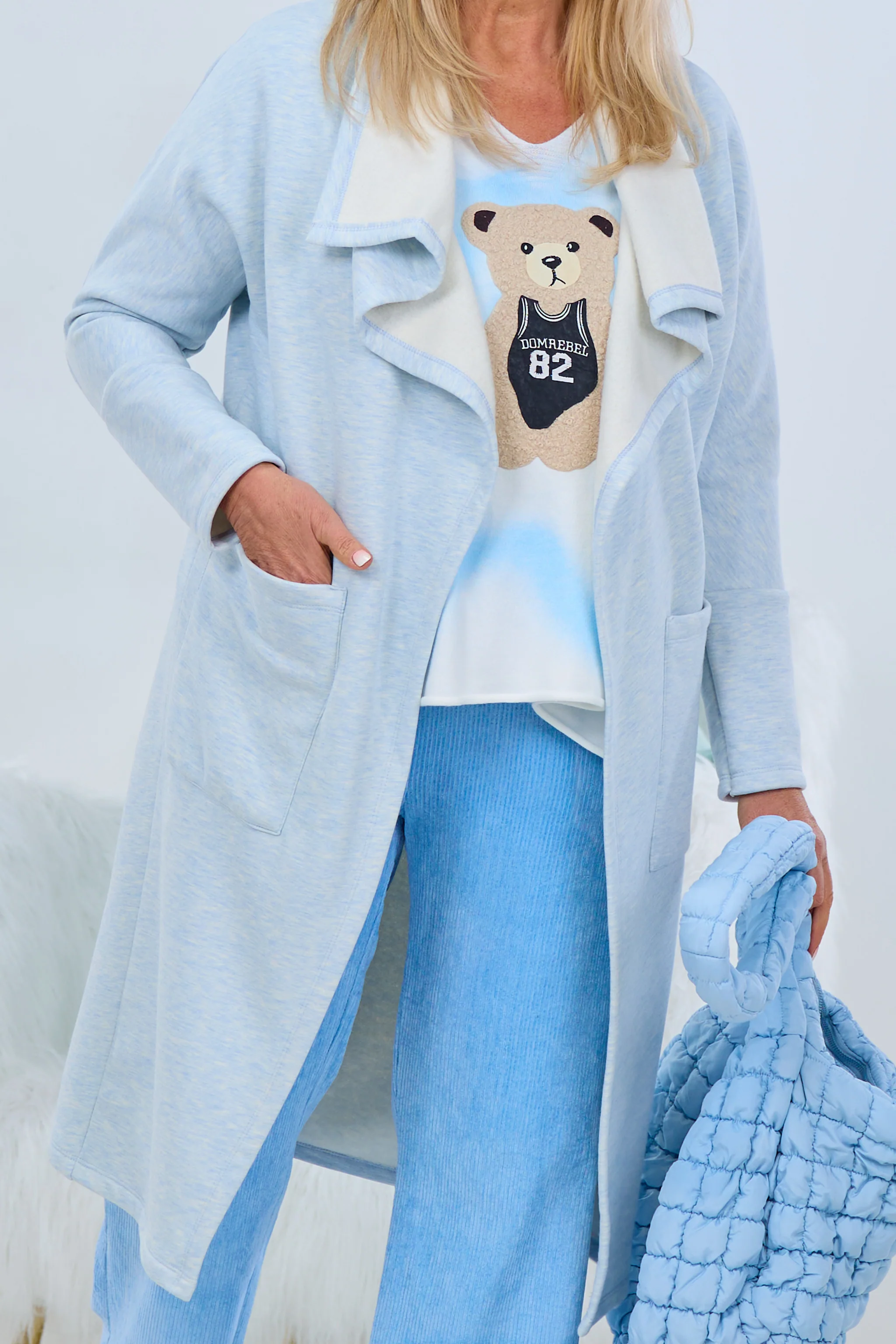 Sweaty Mantel mit großem Revers, hellblau-meliert