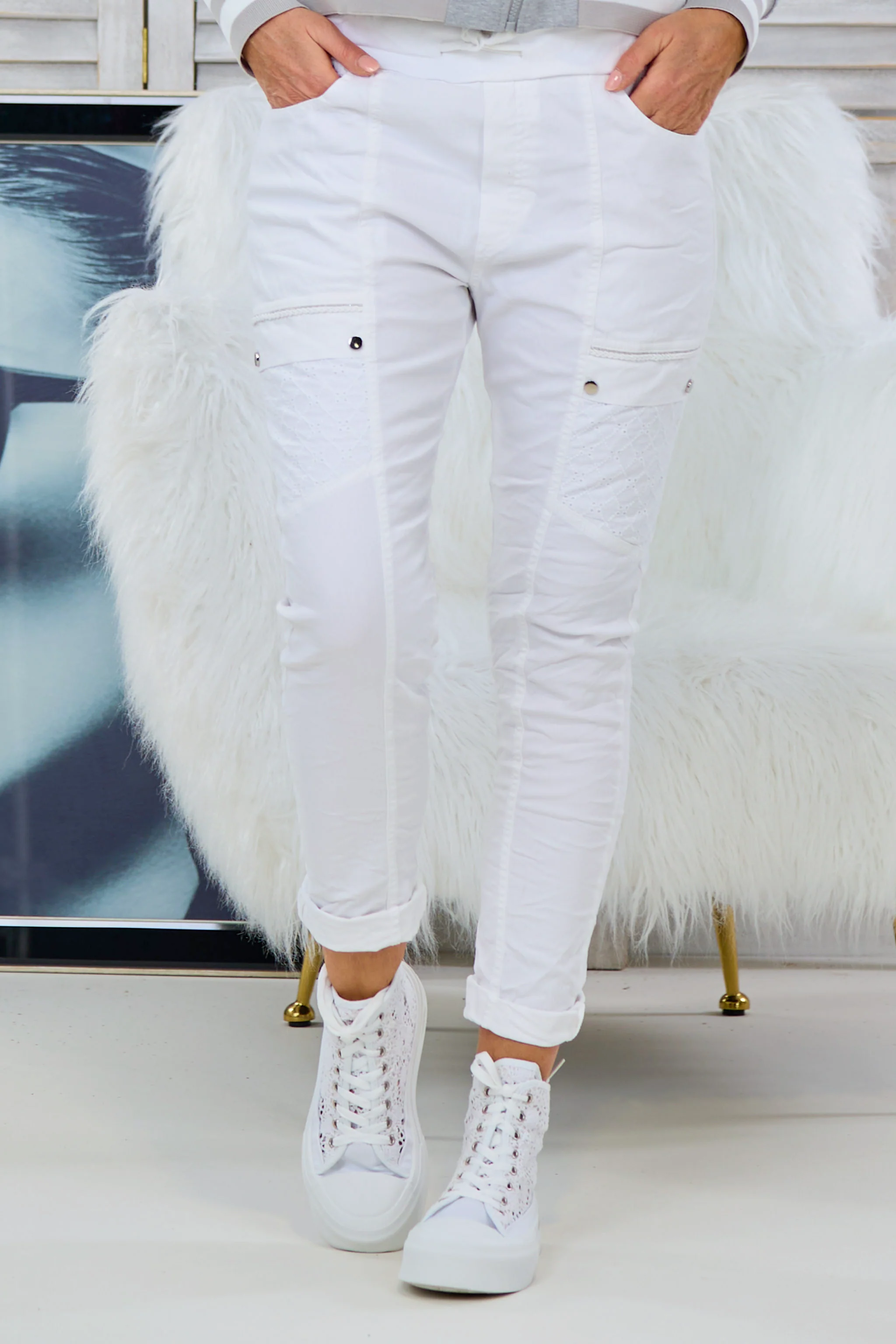 Sommerliche Hose mit Lochstickereien, weiß