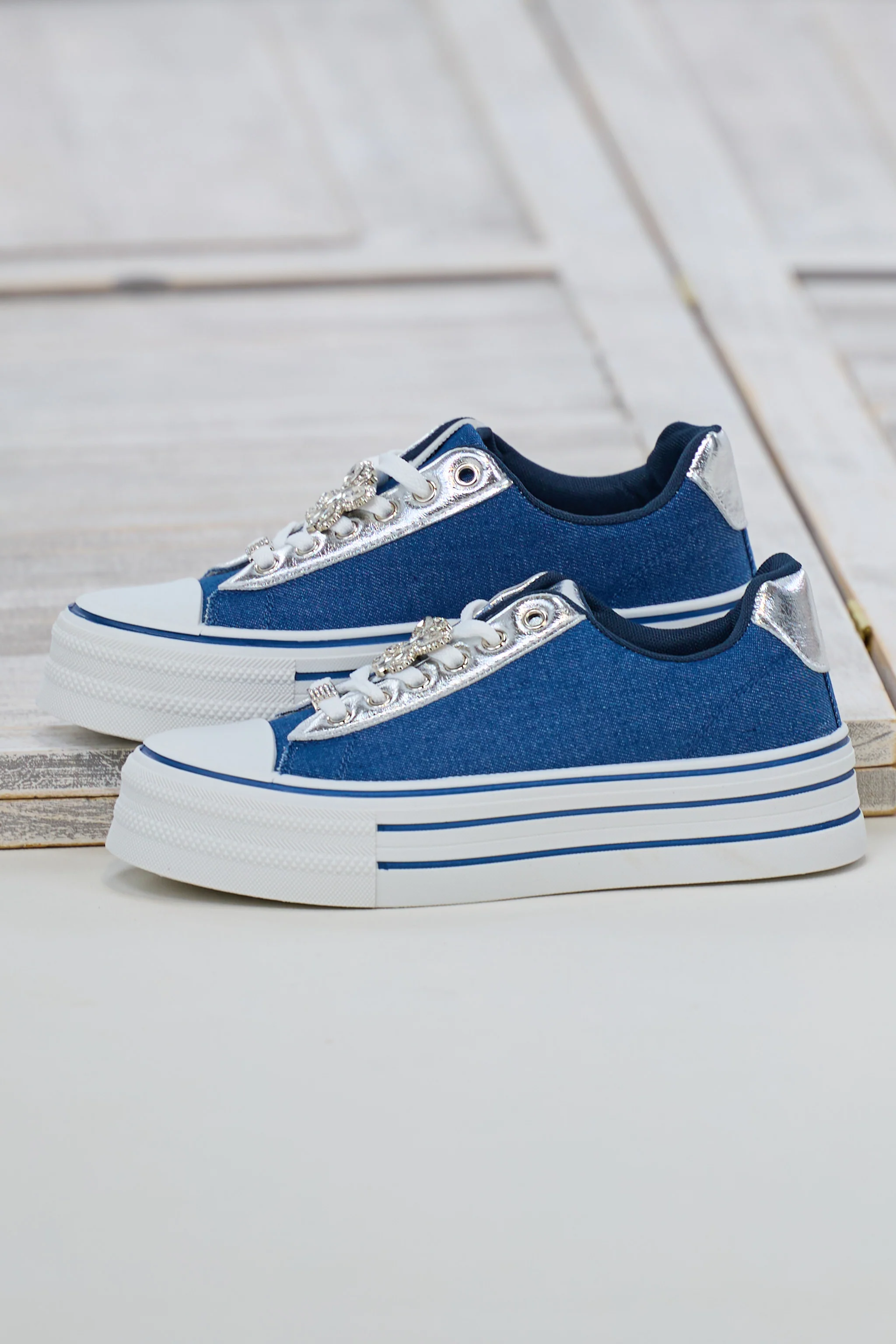 Sneaker mit Schmuckelementen, blau-weiß-silber