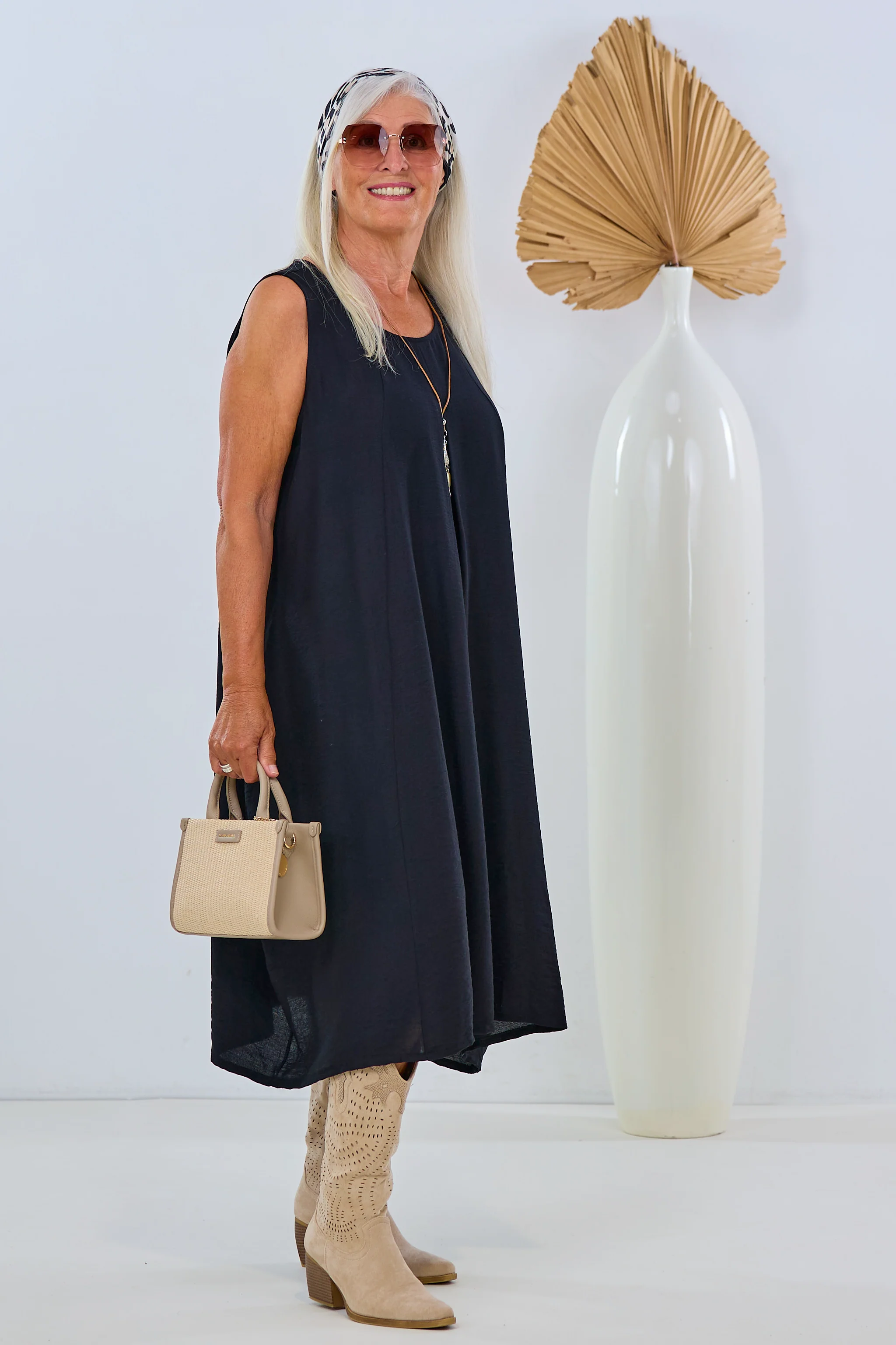 luftiges Kleid mit Kette, schwarz