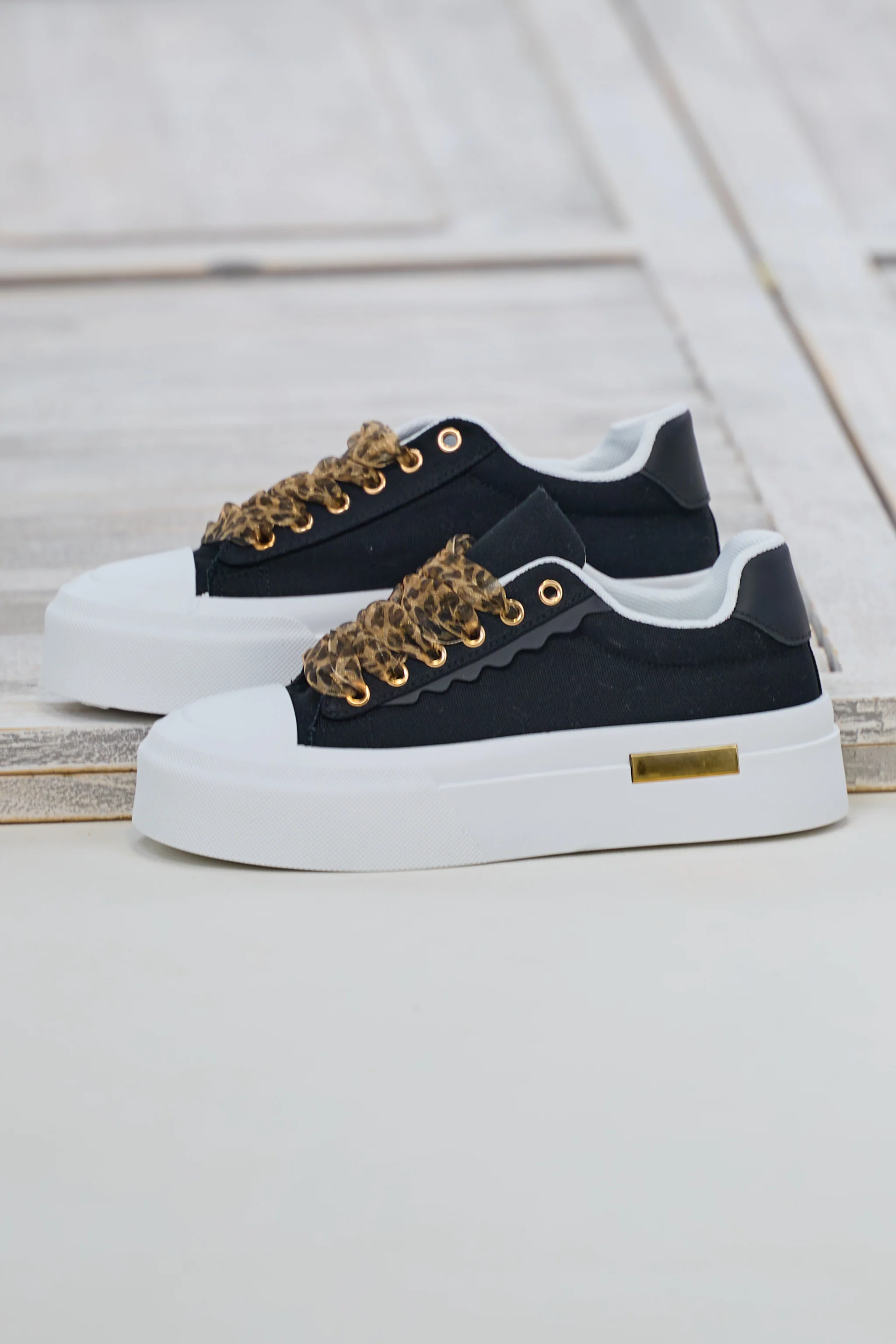 Sneaker mit Leo-Schnürung, schwarz-weiß