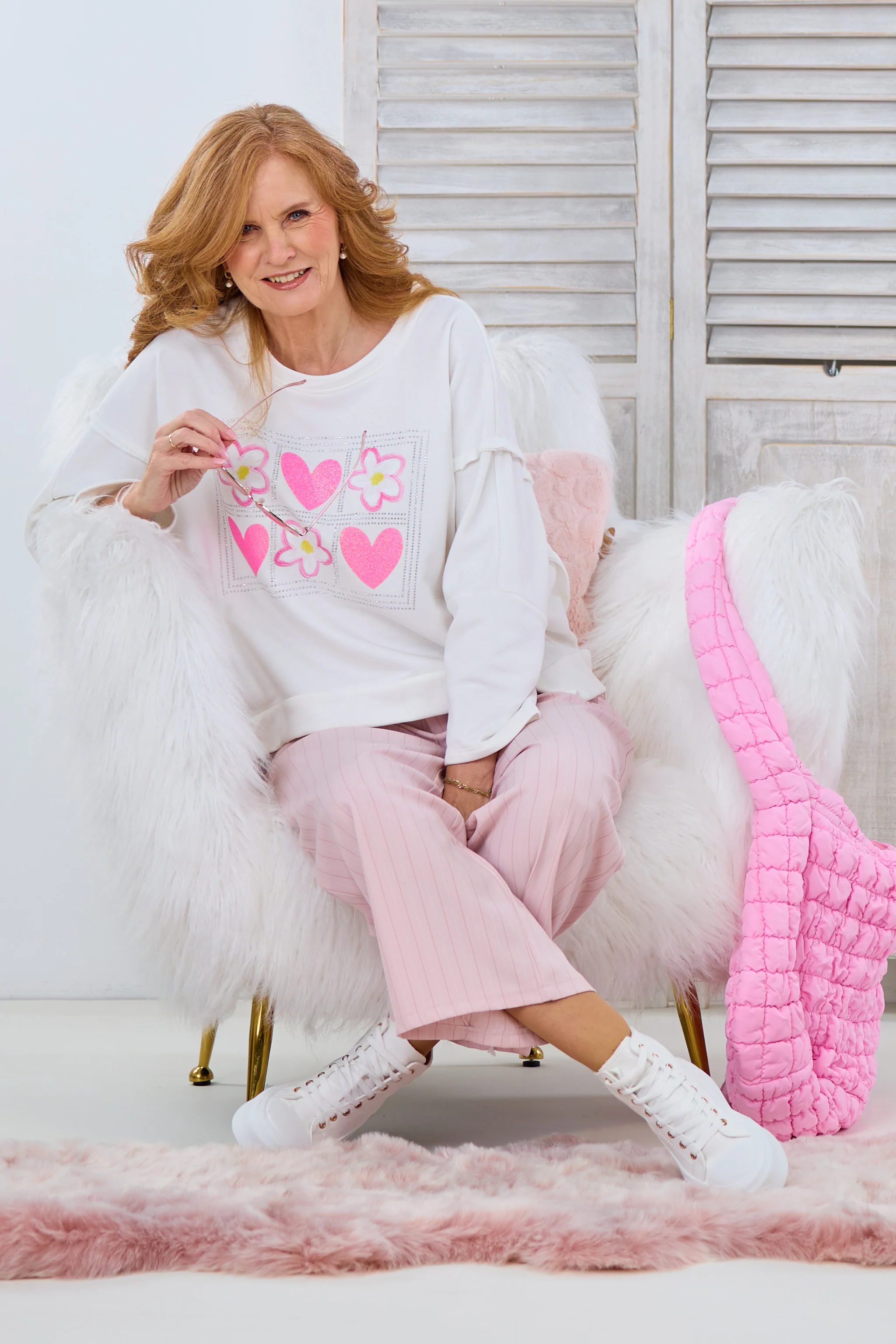 Sweaty mit Druck und außenliegenden Nähten, ecru-pink