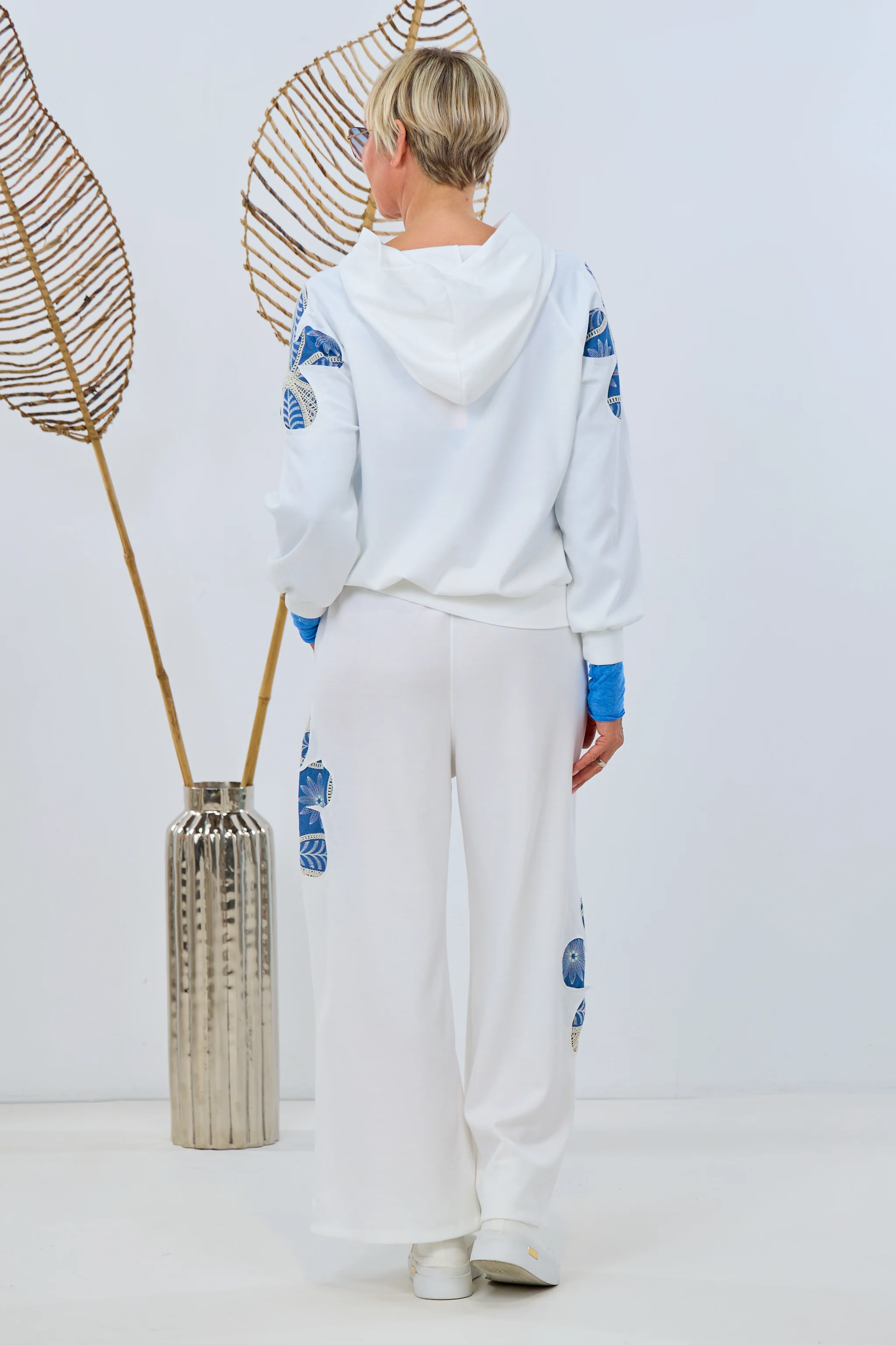 Lässige Freizeithose mit Stickerei, weiß/ecru-blau