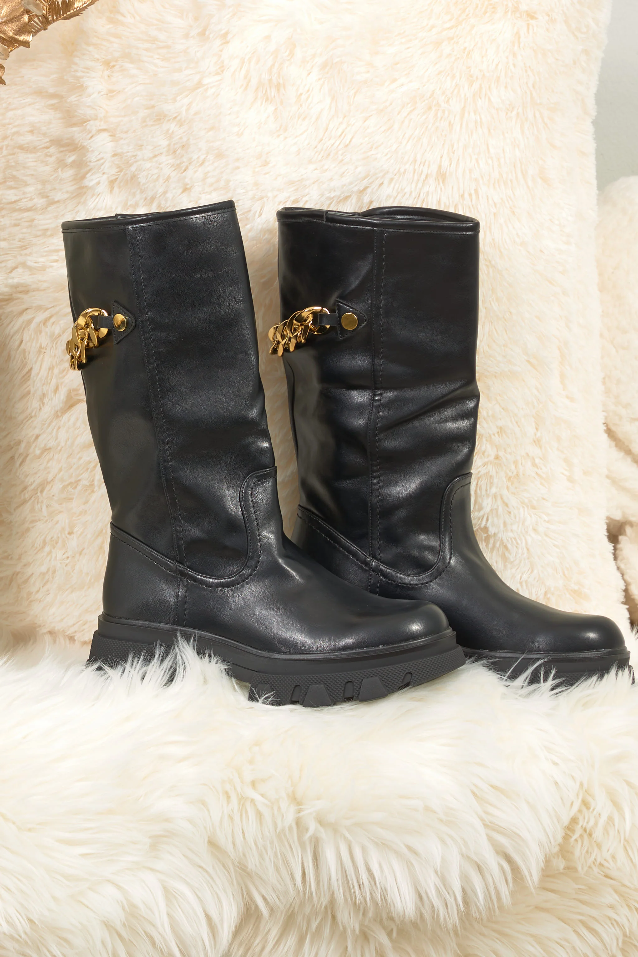 Stiefel mit Goldkette am Schaft, schwarz