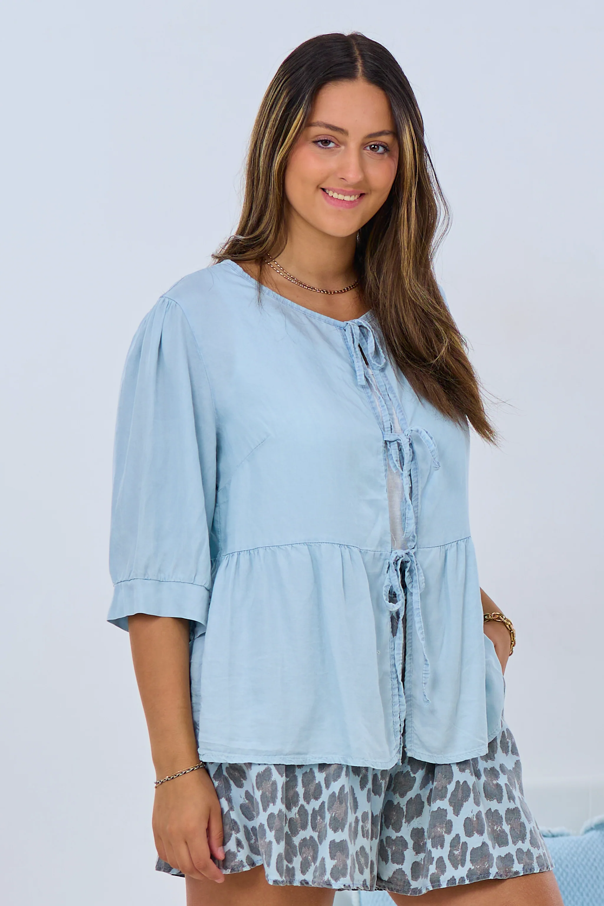 süße Bluse mit Schnürung, hellblau