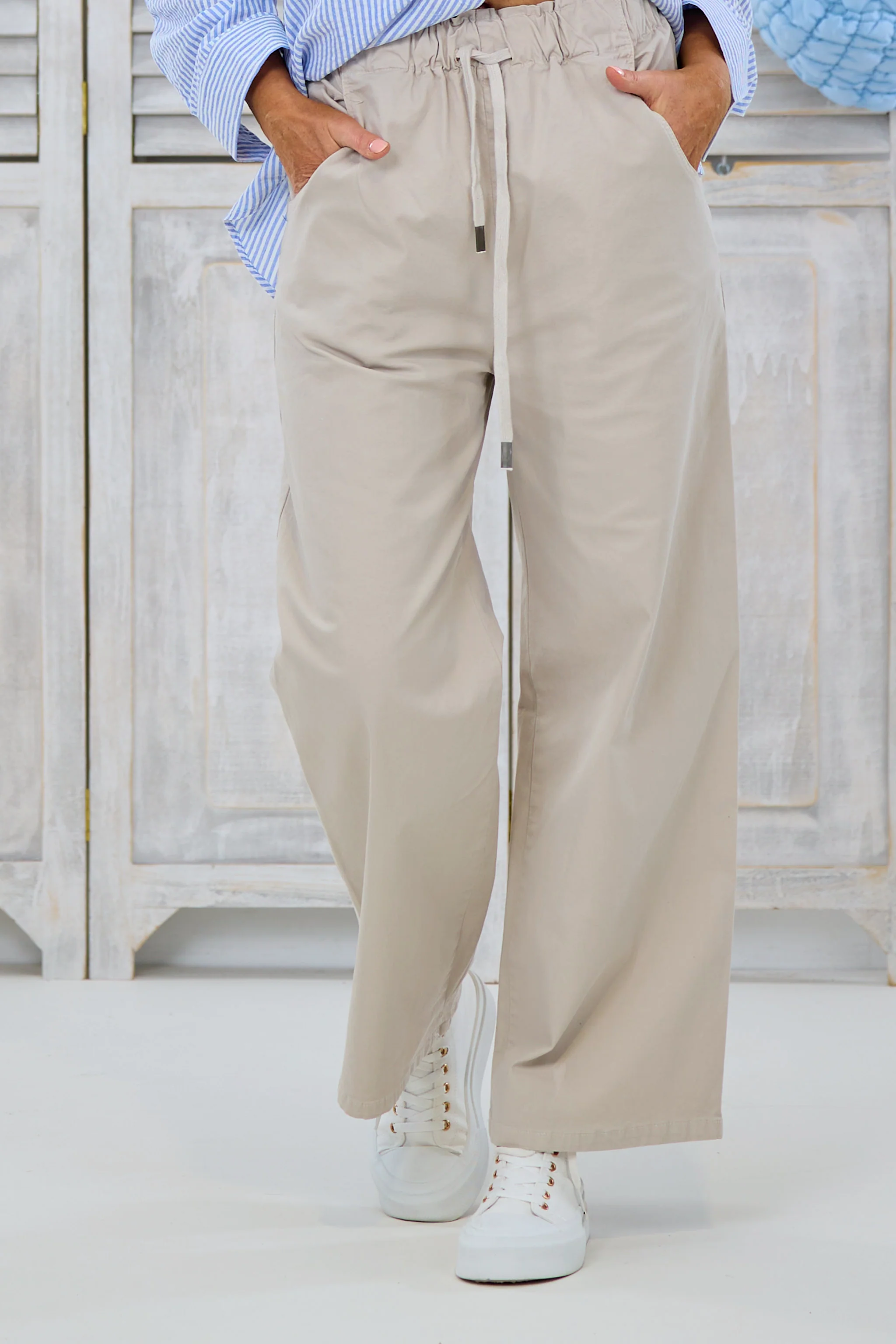 High Waist Jeans mit elastischem Bund, beige