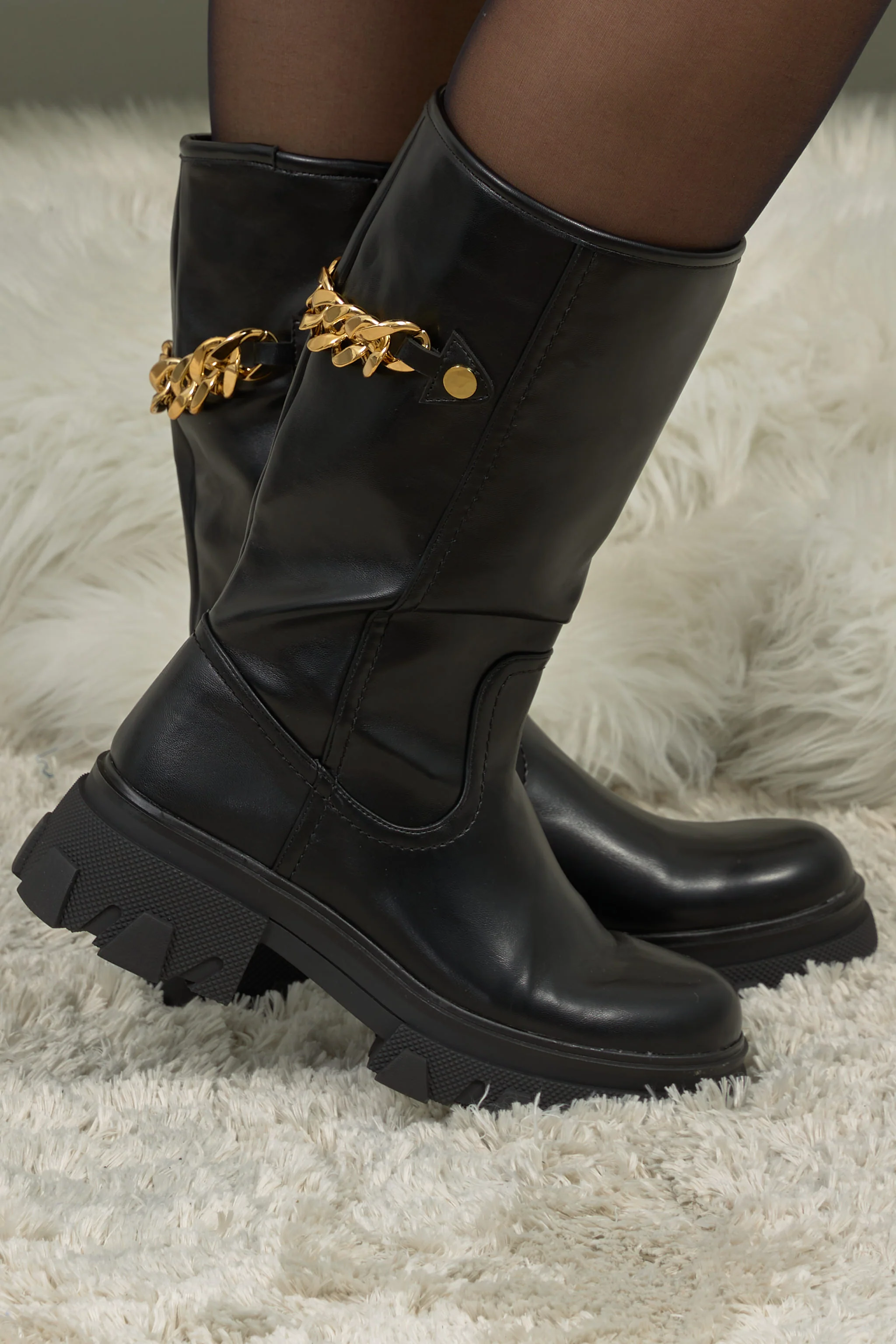 Stiefel mit Goldkette am Schaft, schwarz