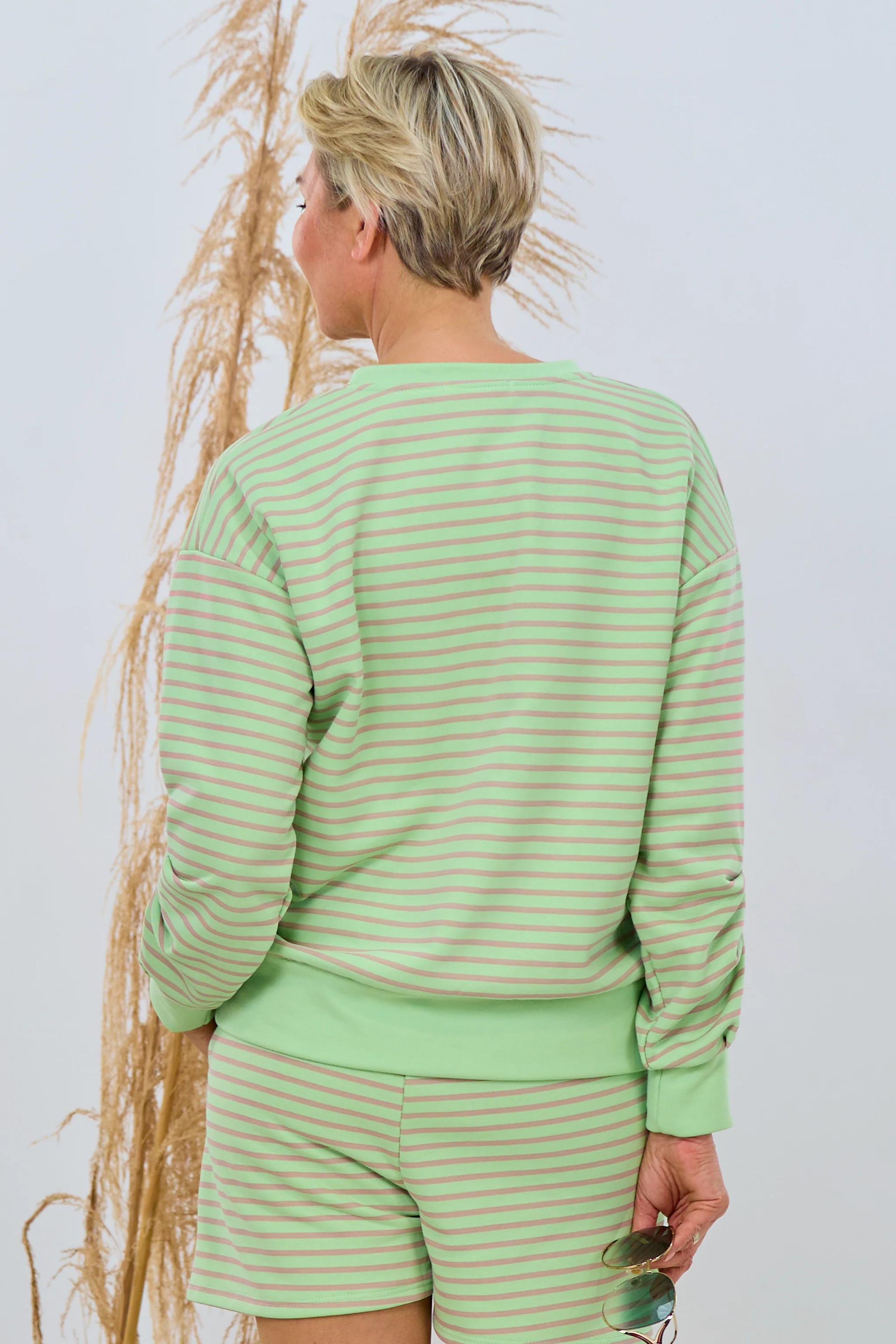 Gestreiftes Sweaty, lindgrün-taupe