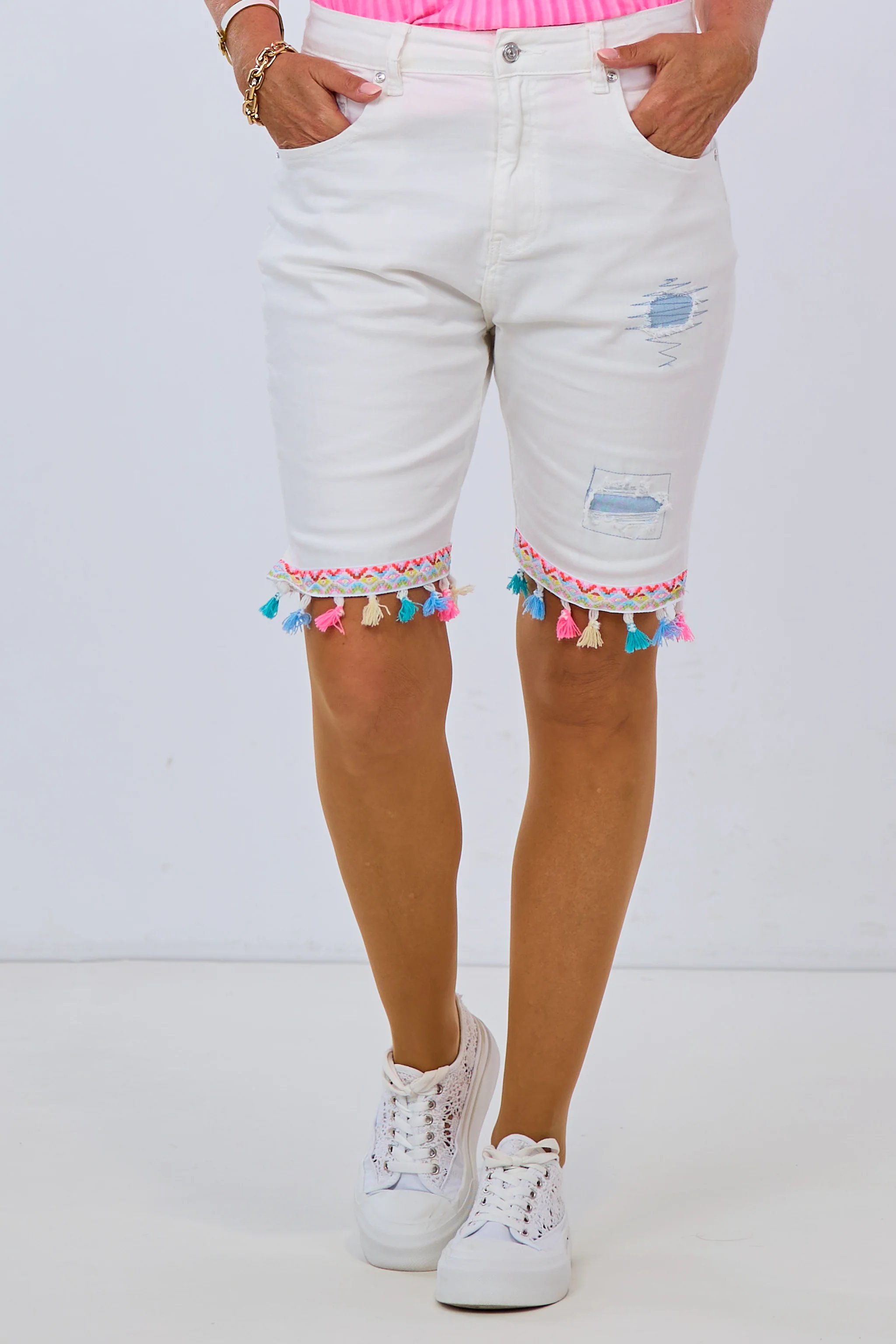 Jeans-Shorts mit Bordüre im used look, weiß