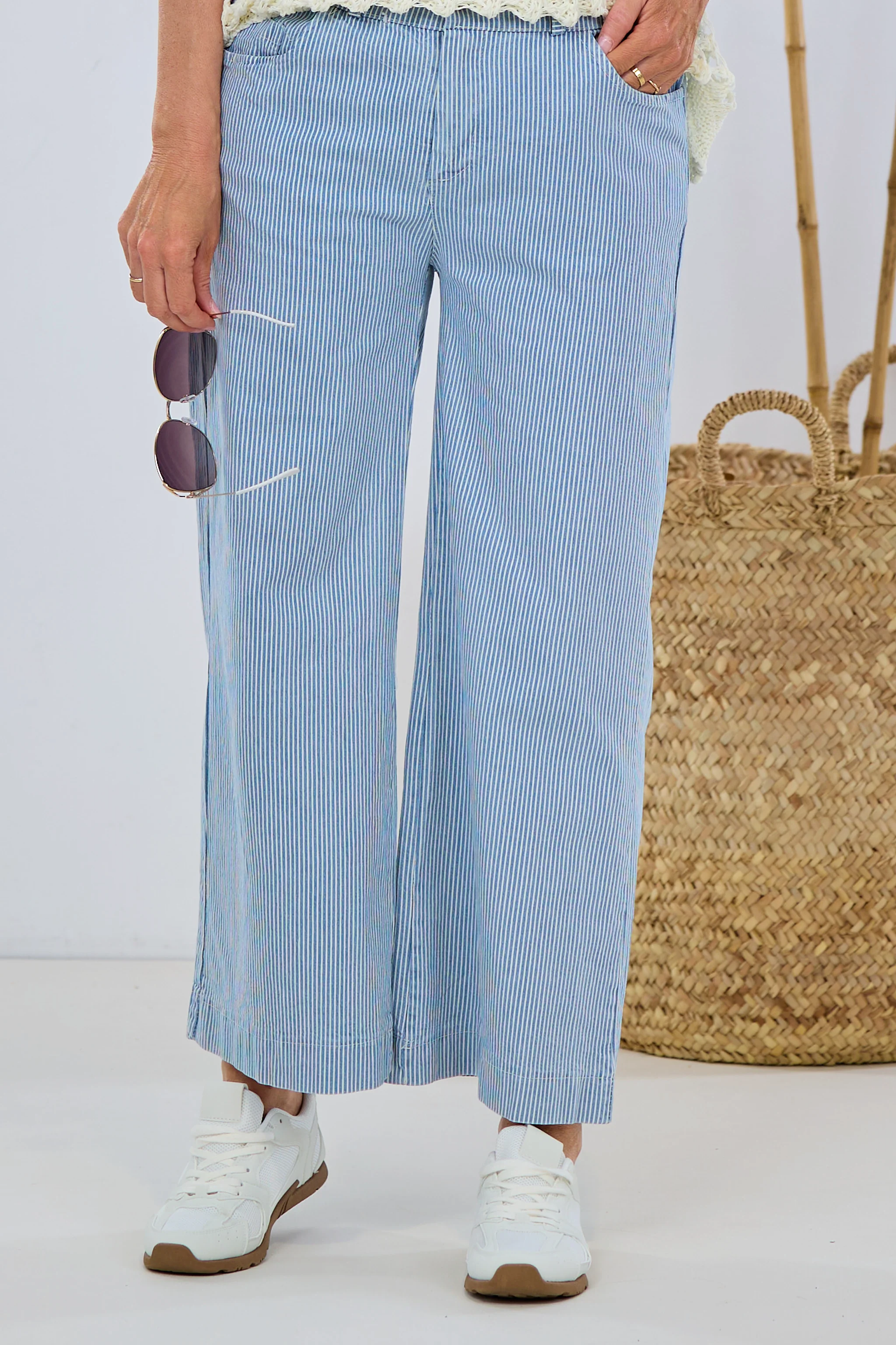 gestreifte Marlene Jeans, hellblau-weiß