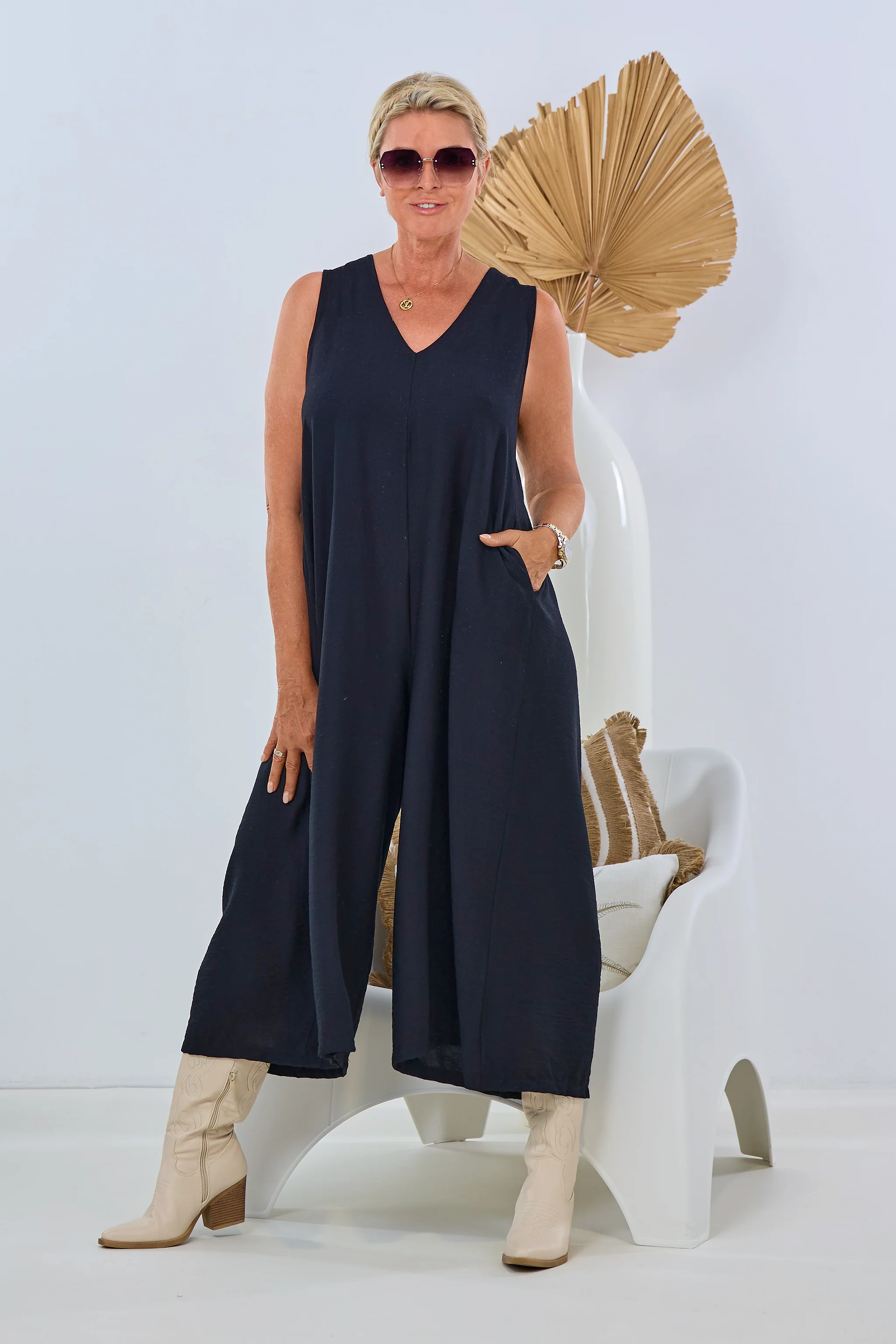 Overall mit raffiniertem Rückenschlitz, schwarz