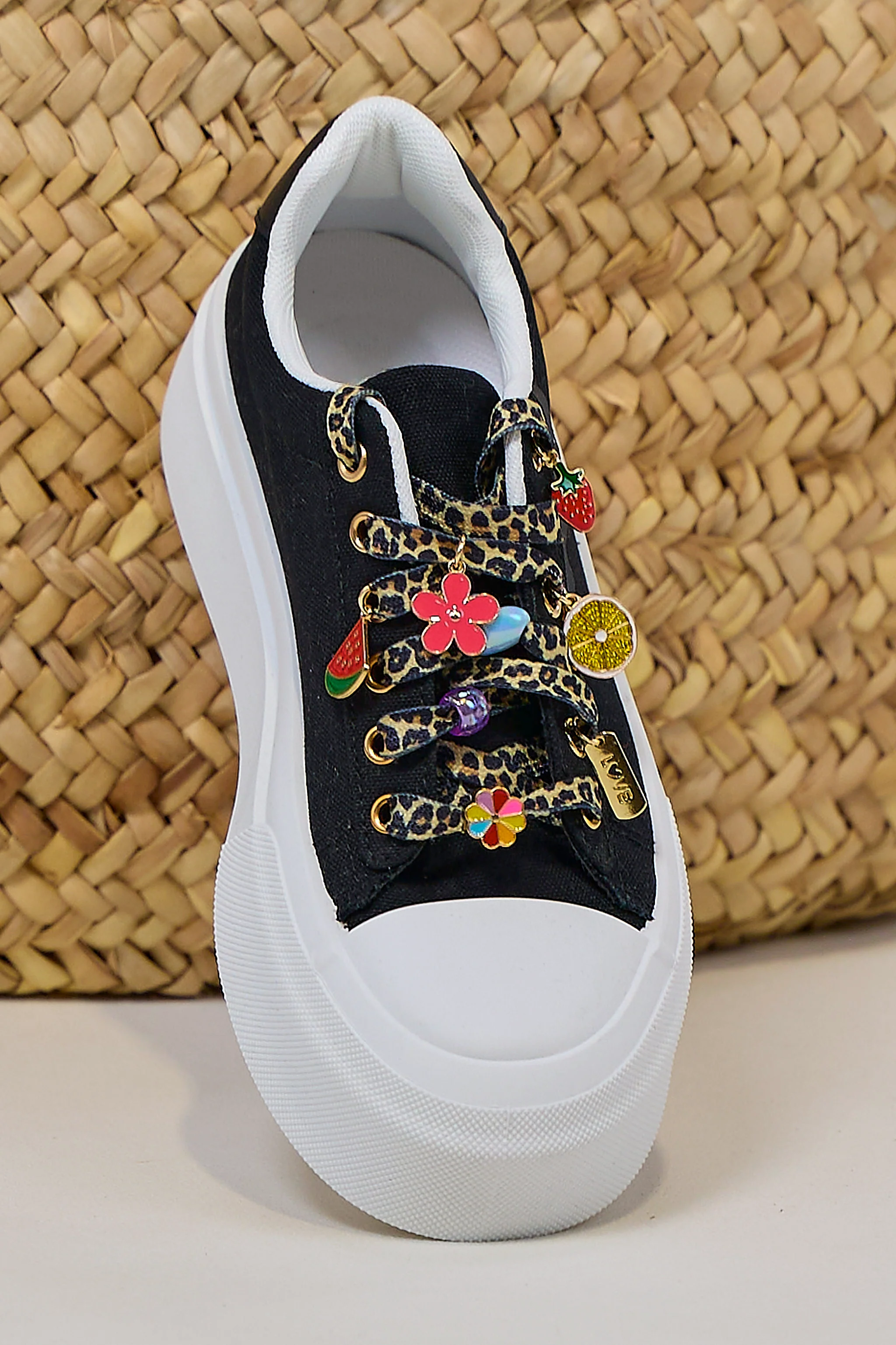 Schnürsenkel mit Schmuckanhängern, leo-bunt