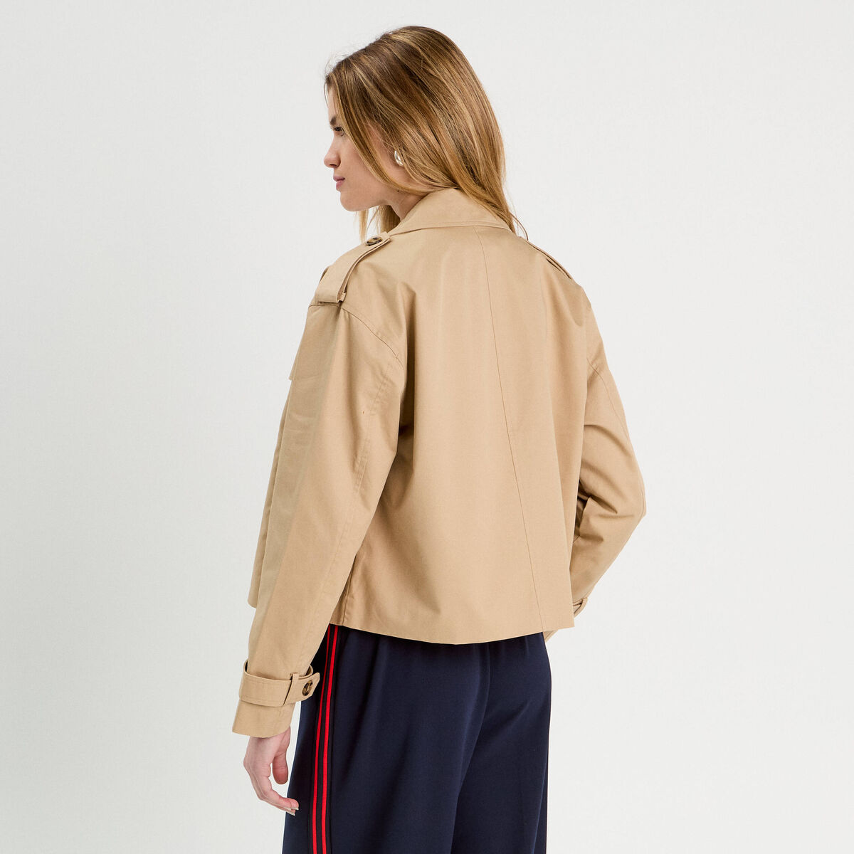 Trench court boutonné sable femme