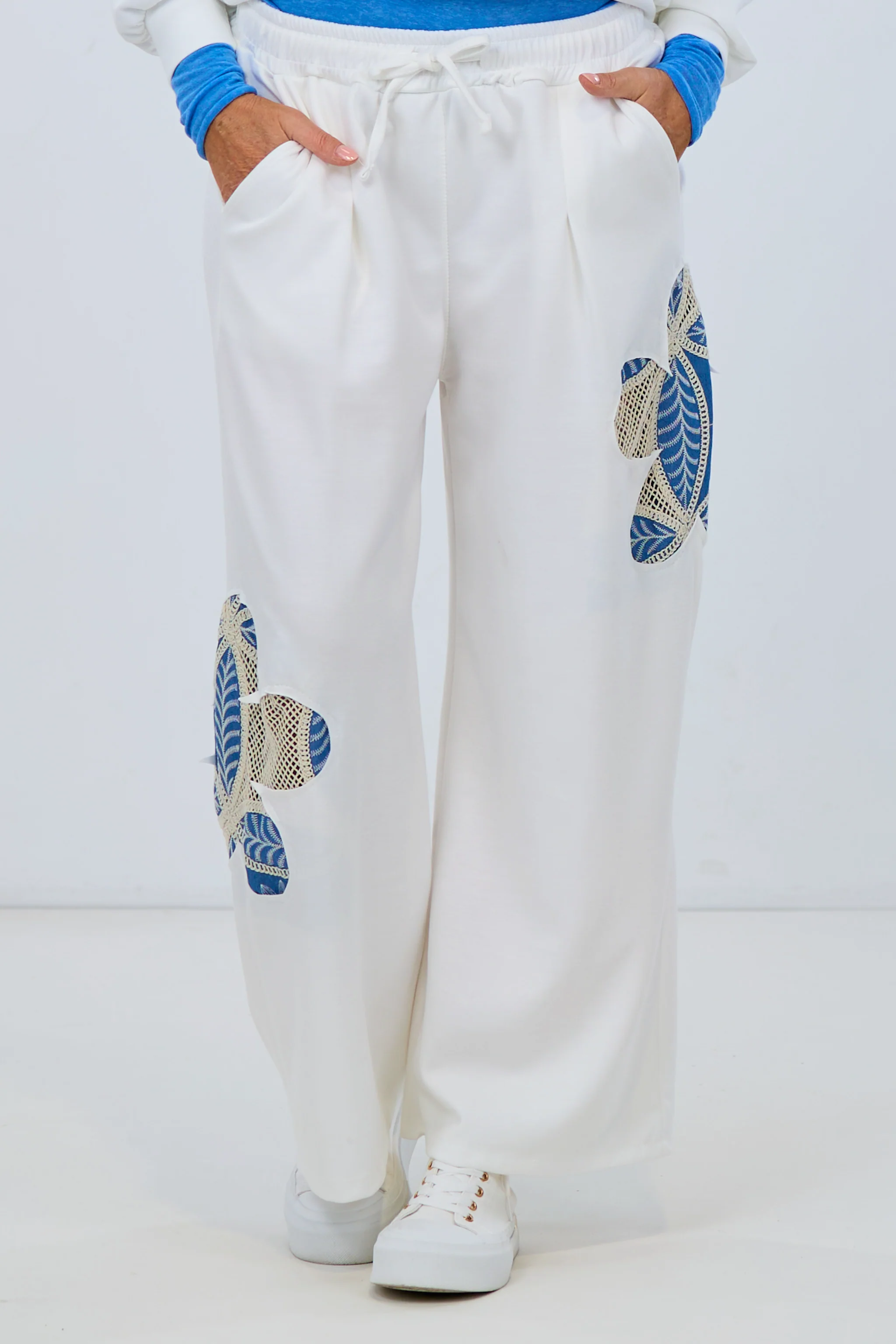 Lässige Freizeithose mit Stickerei, weiß/ecru-blau