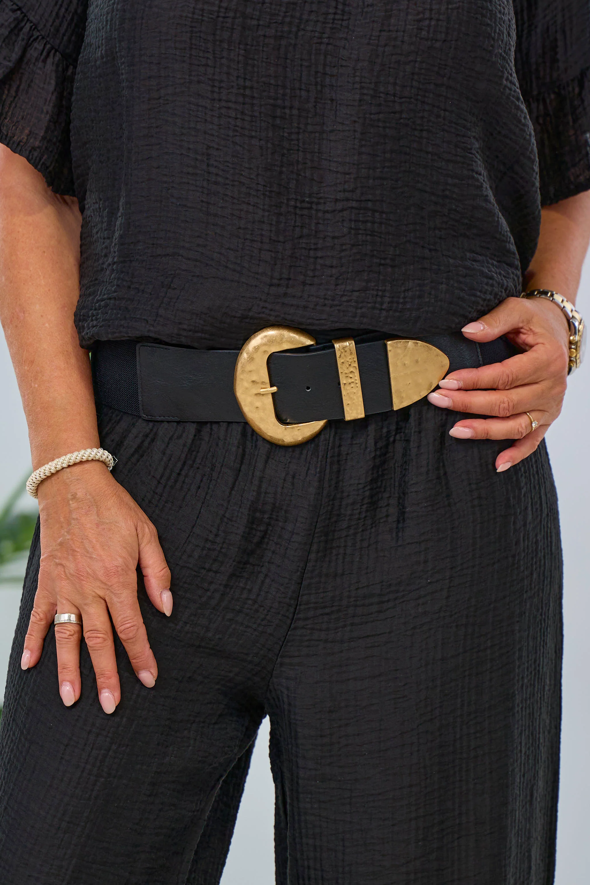 Breiter Stretchgürtel mit großer Schnalle, schwarz-matt gold