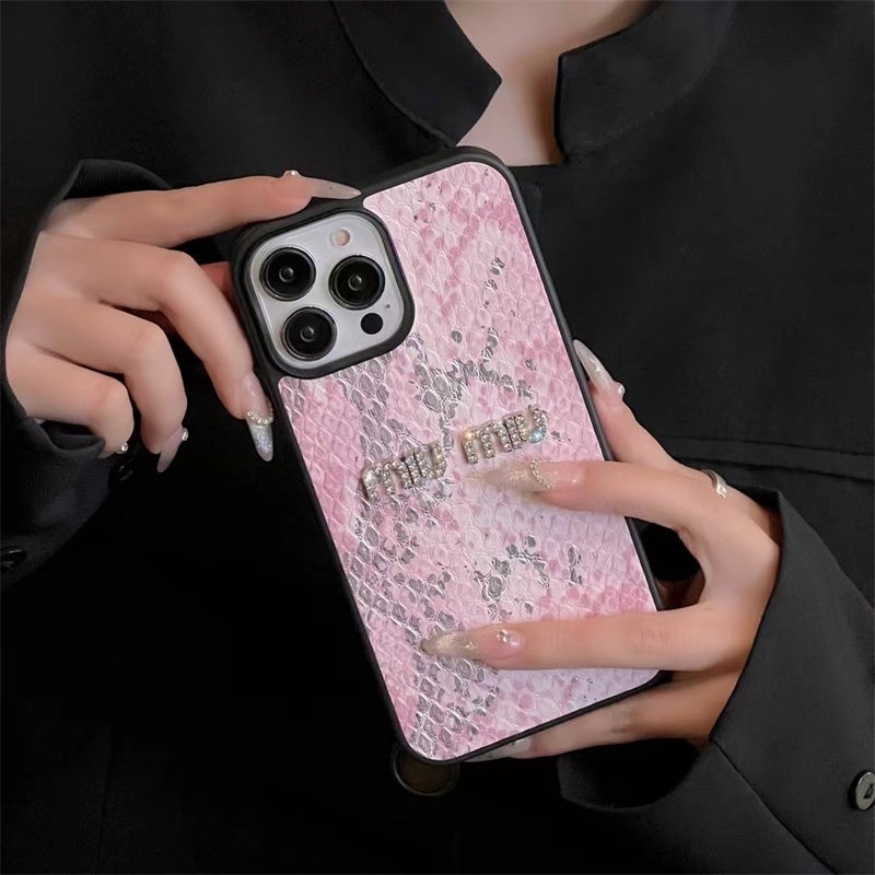 miumiu iphone17/16pro ケース パイソン 型押し スマホケース ミュウ ミュウ iphoneケース カップル iphone14/13ケース ブランド コピー iphoneケース 人気 女子 かわいい