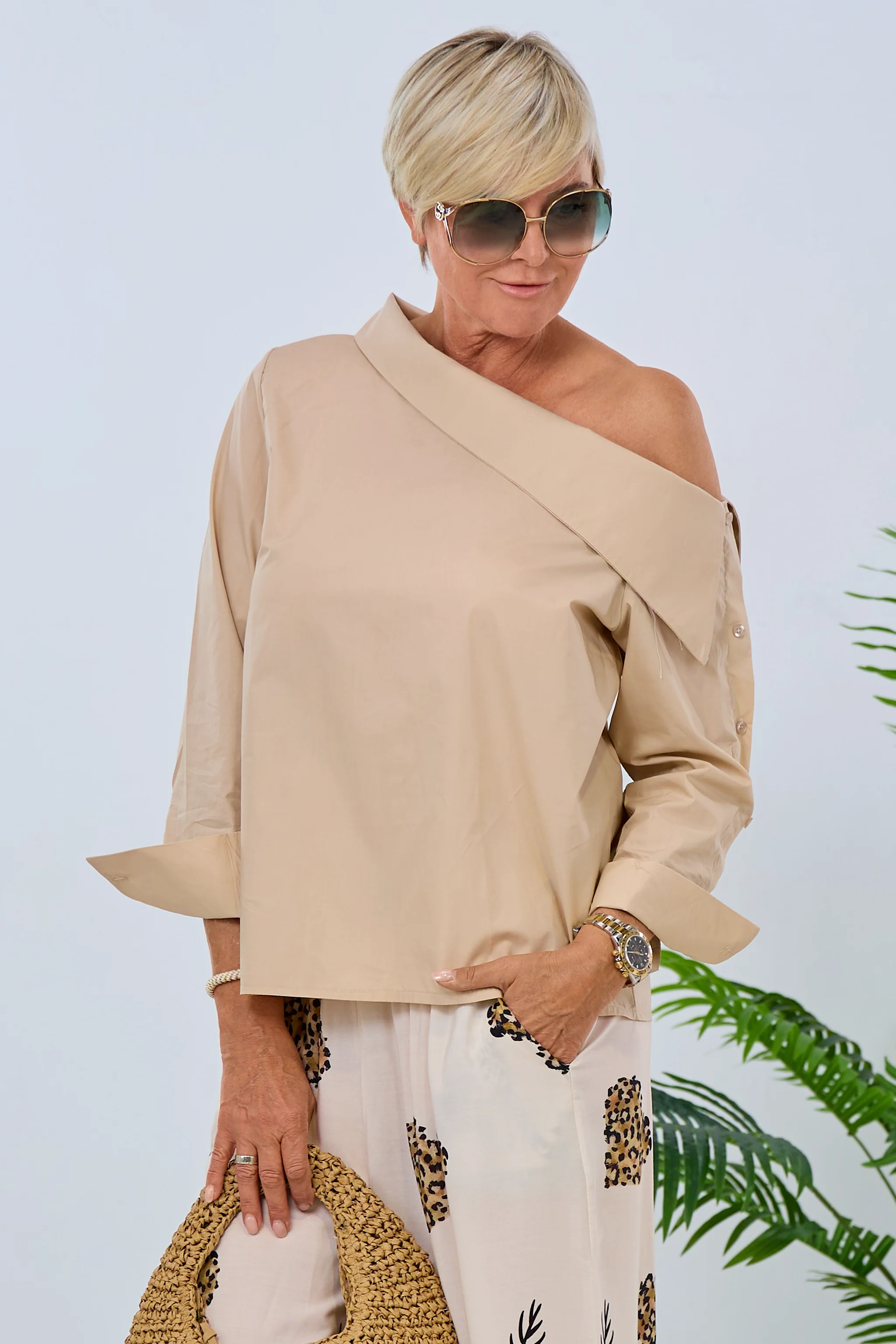 Bluse mit asymmetrischem Kragen, beige