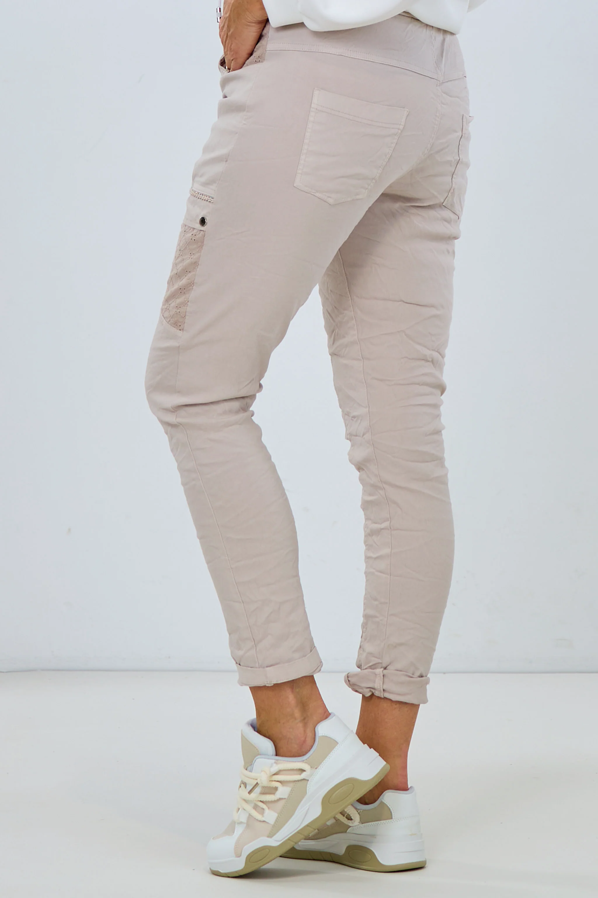 Sommerliche Hose mit Lochstickereien, beige