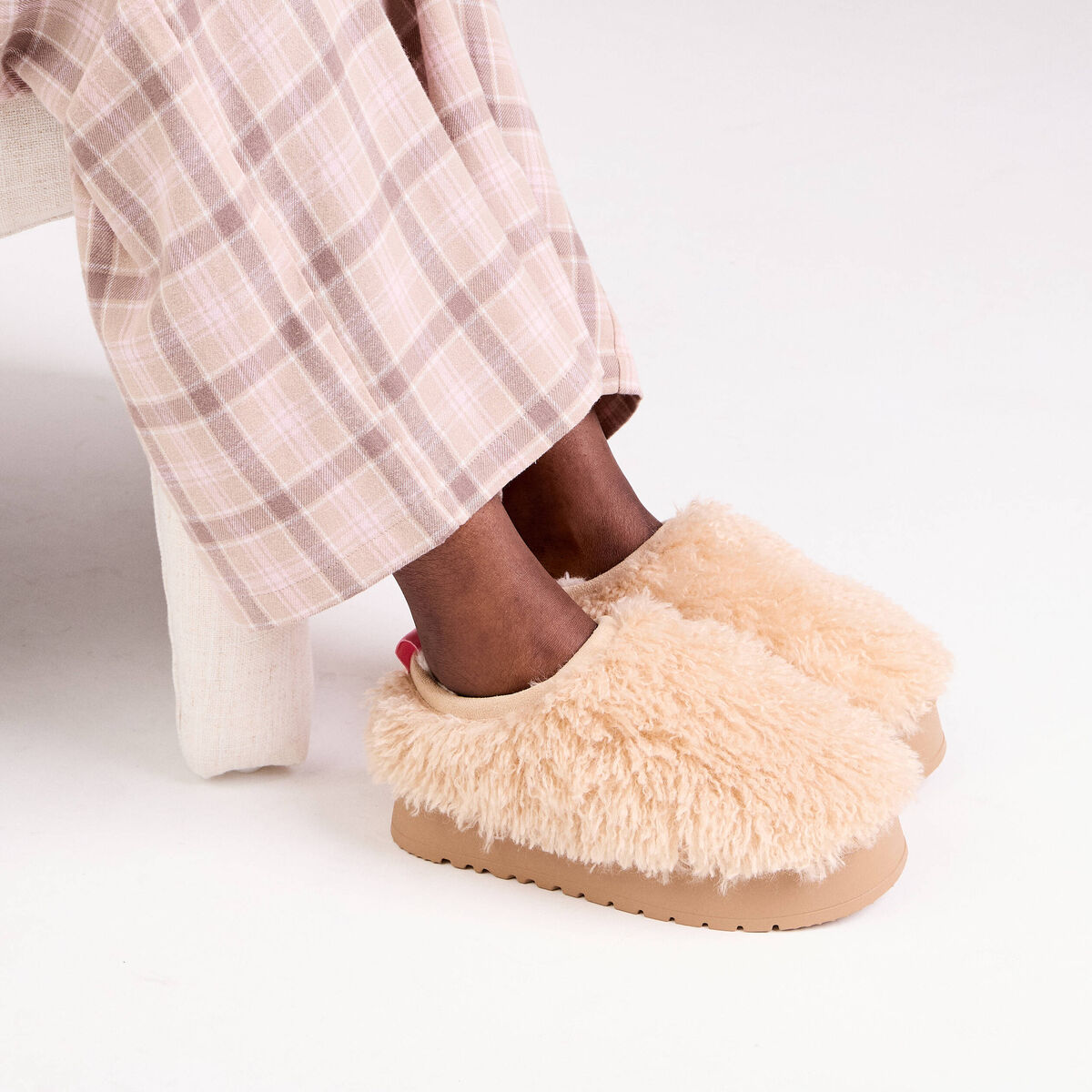 Chaussons fausse fourrure sable femme