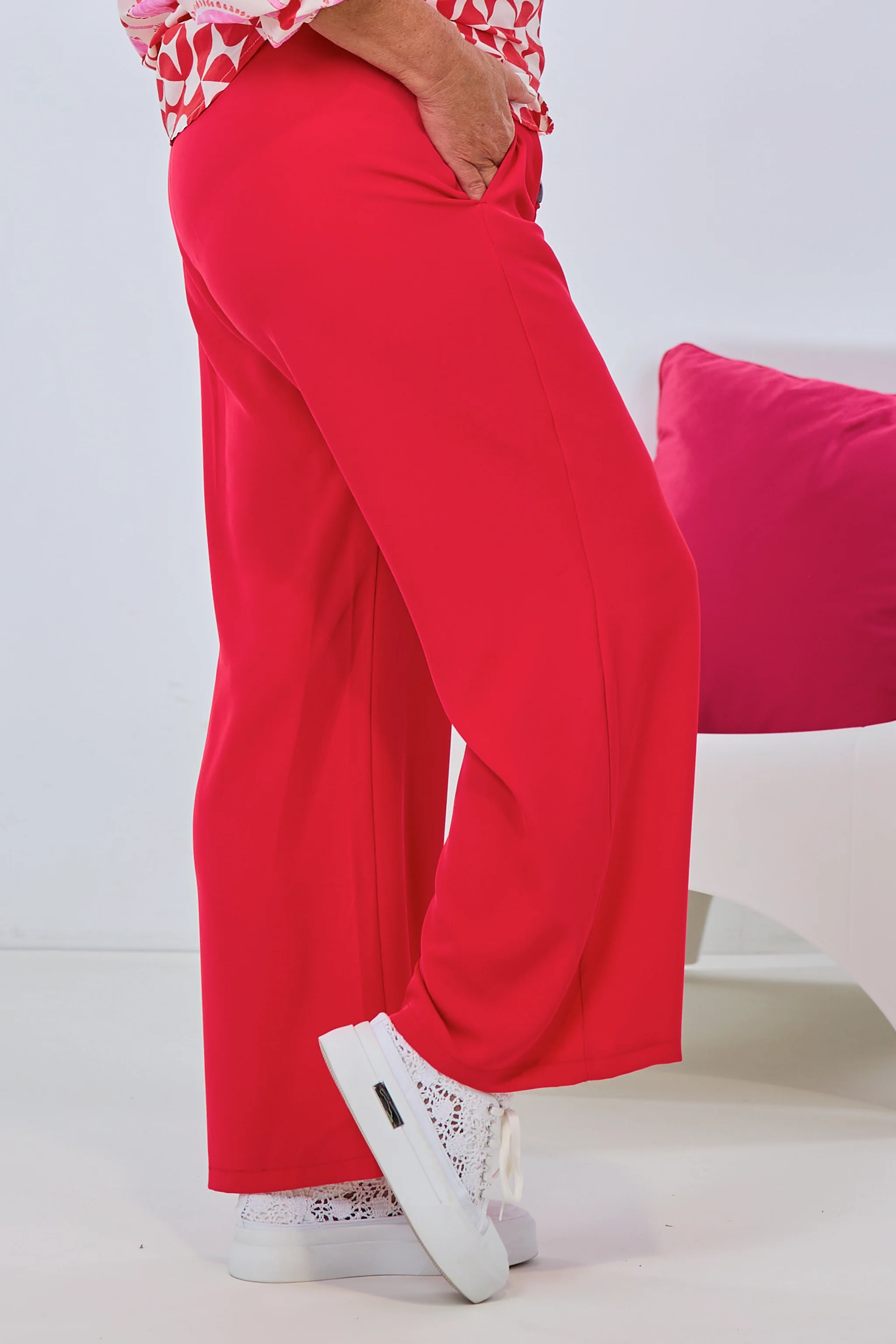 weite Stoffhose mit Zierbändchen-groß, rot