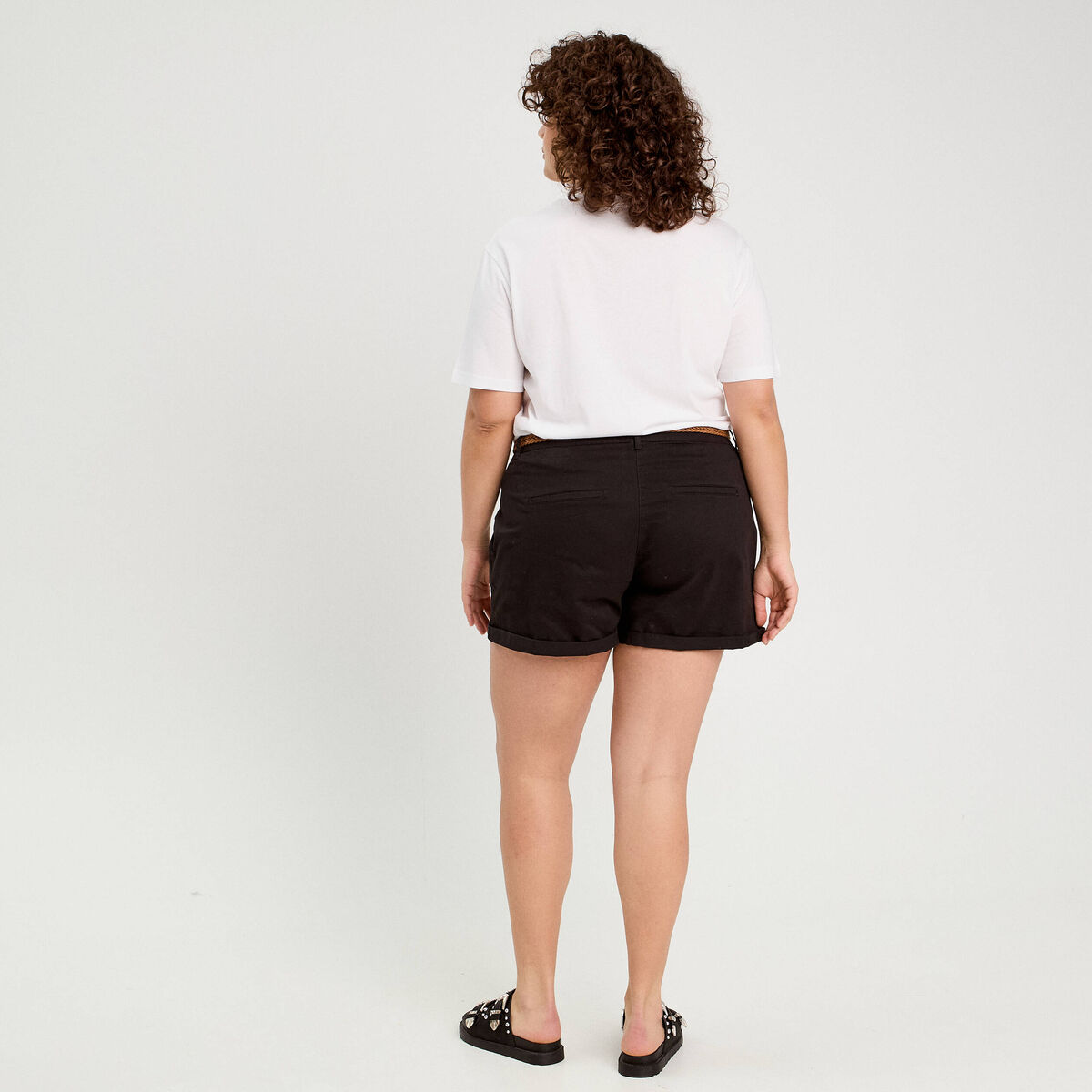 Short chino ceinturé noir femme