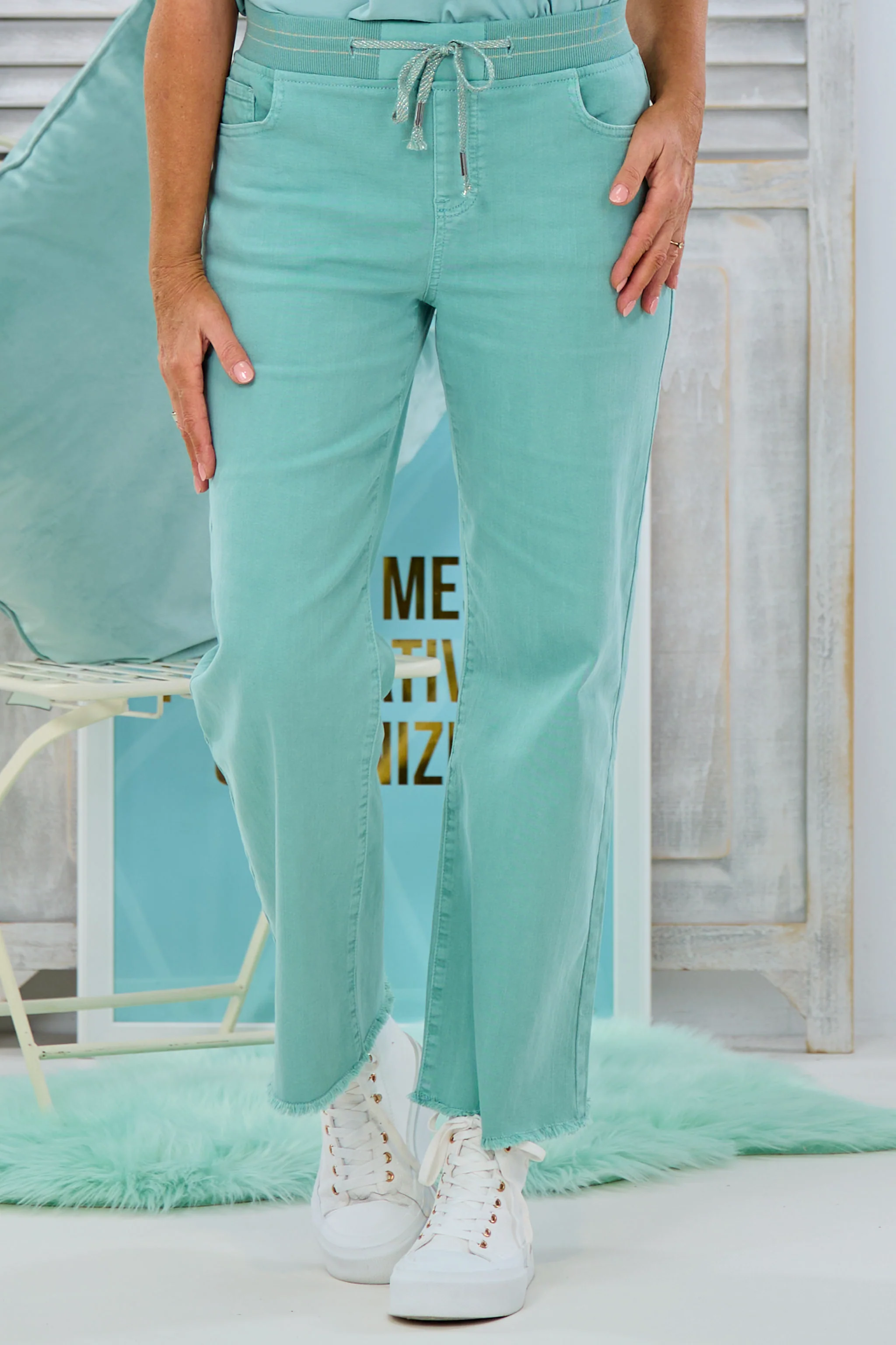 Jeans mit elastischem Bund und weiten Beinen, mint