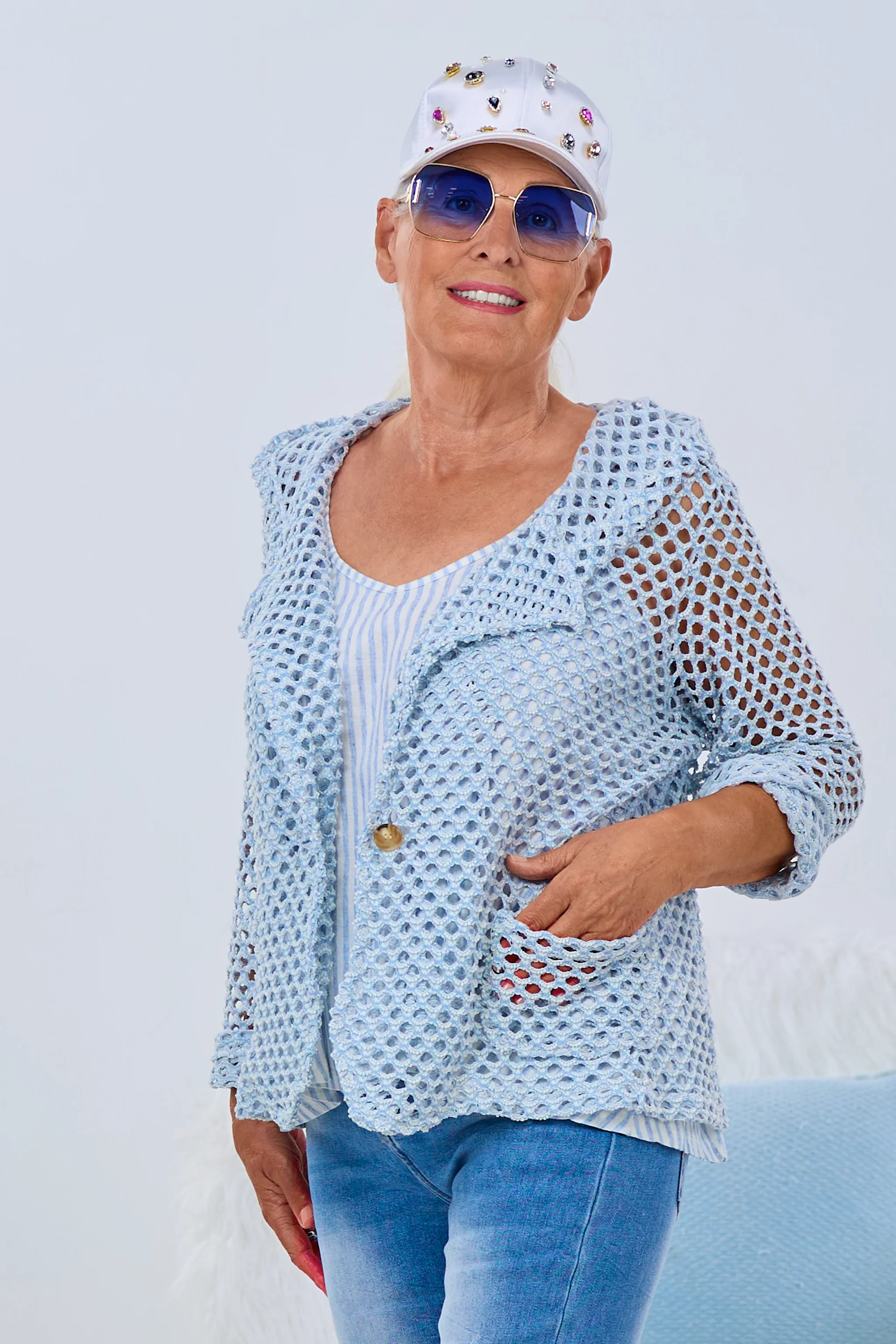 Lochstrick Kapuzenblazer, hellblau-weiß