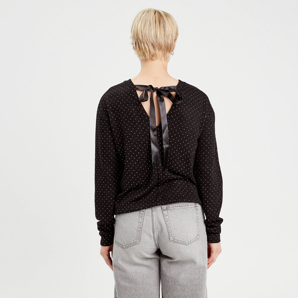 Pull avec clous et noeud noir femme