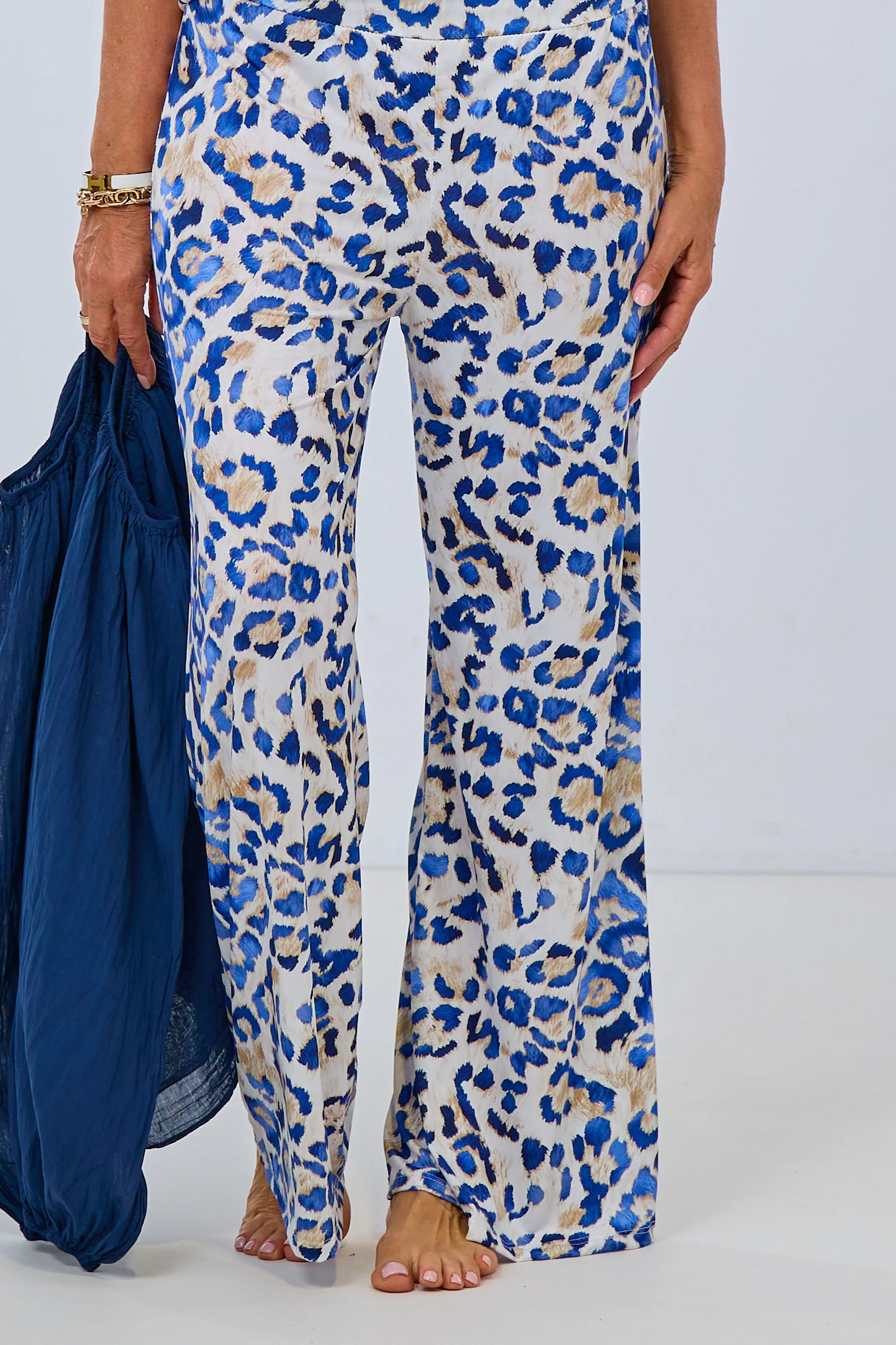 weich fallende Hose mit Leo-Muster, blau-ecru-beige
