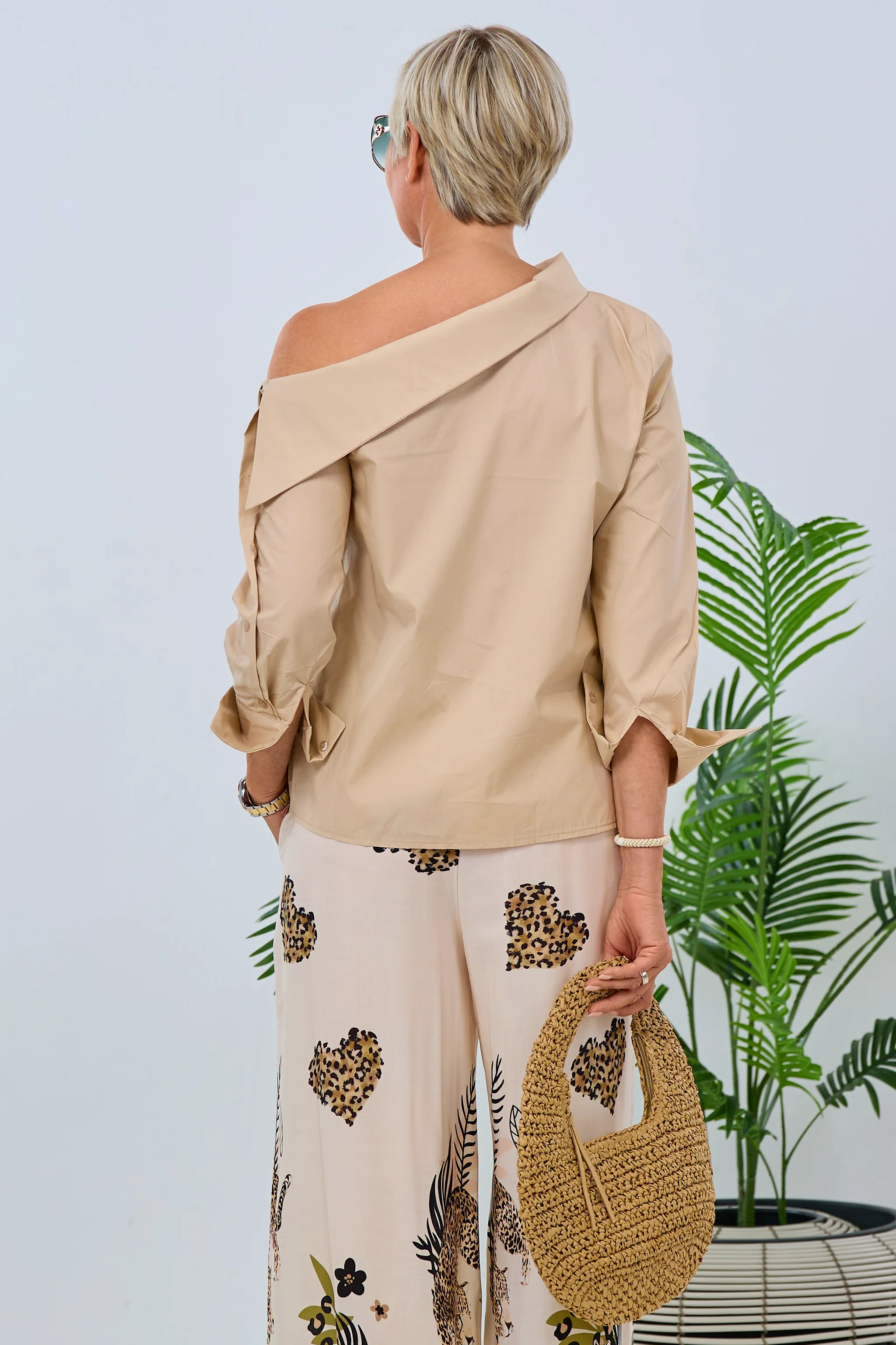 Bluse mit asymmetrischem Kragen, beige