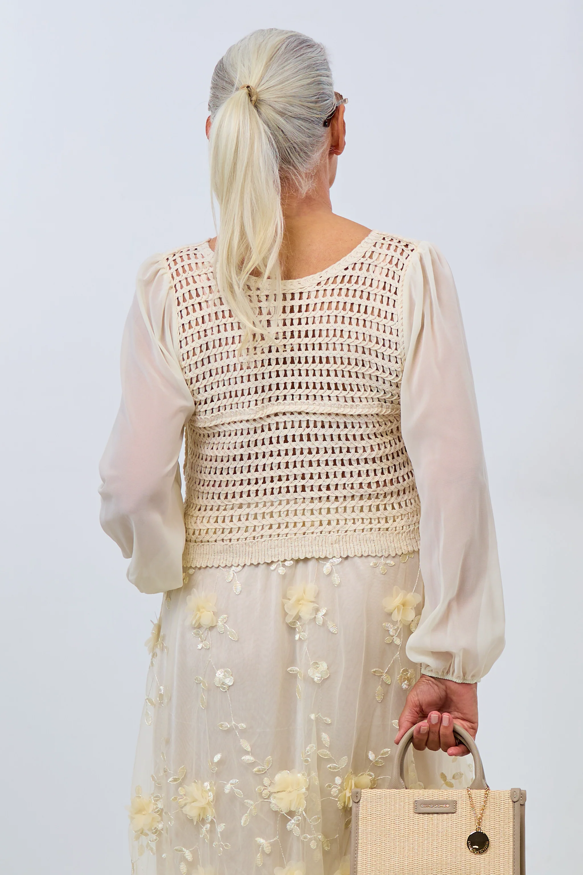 leichtes Jäckchen mit transparenten Ärmeln, beige