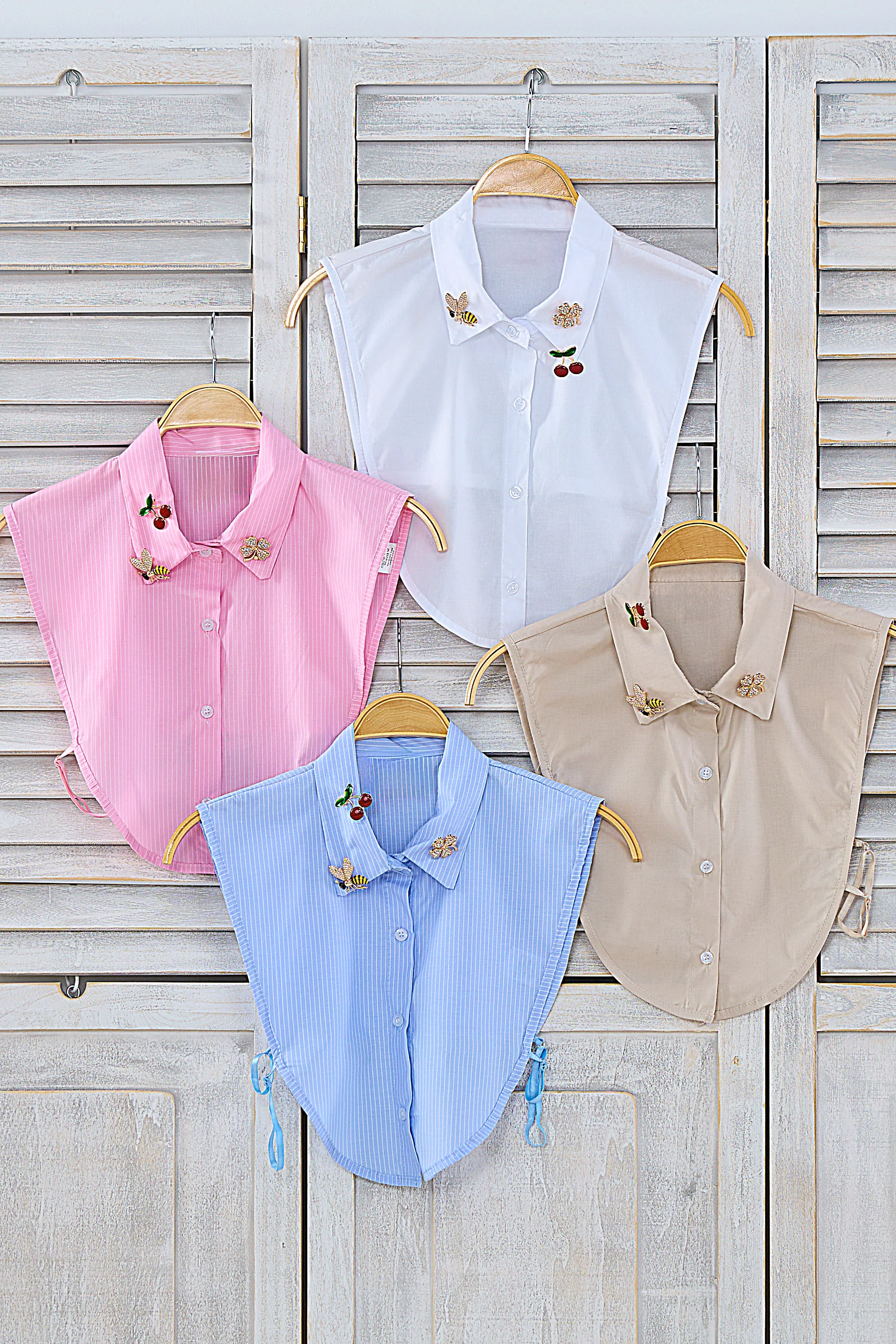 Blusenkragen mit Broschen, vier Varianten