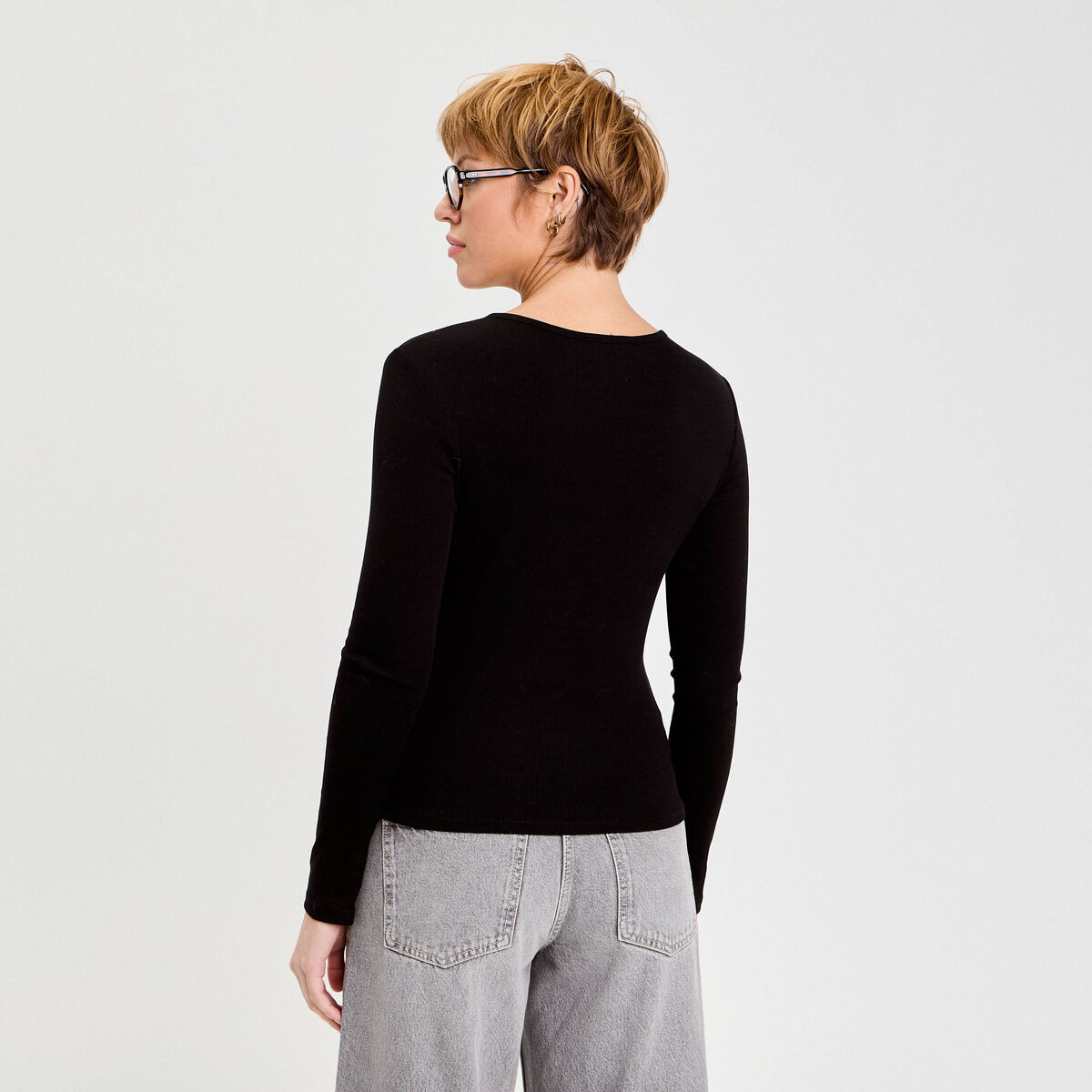 Top ajusté court col tunisien noir femme