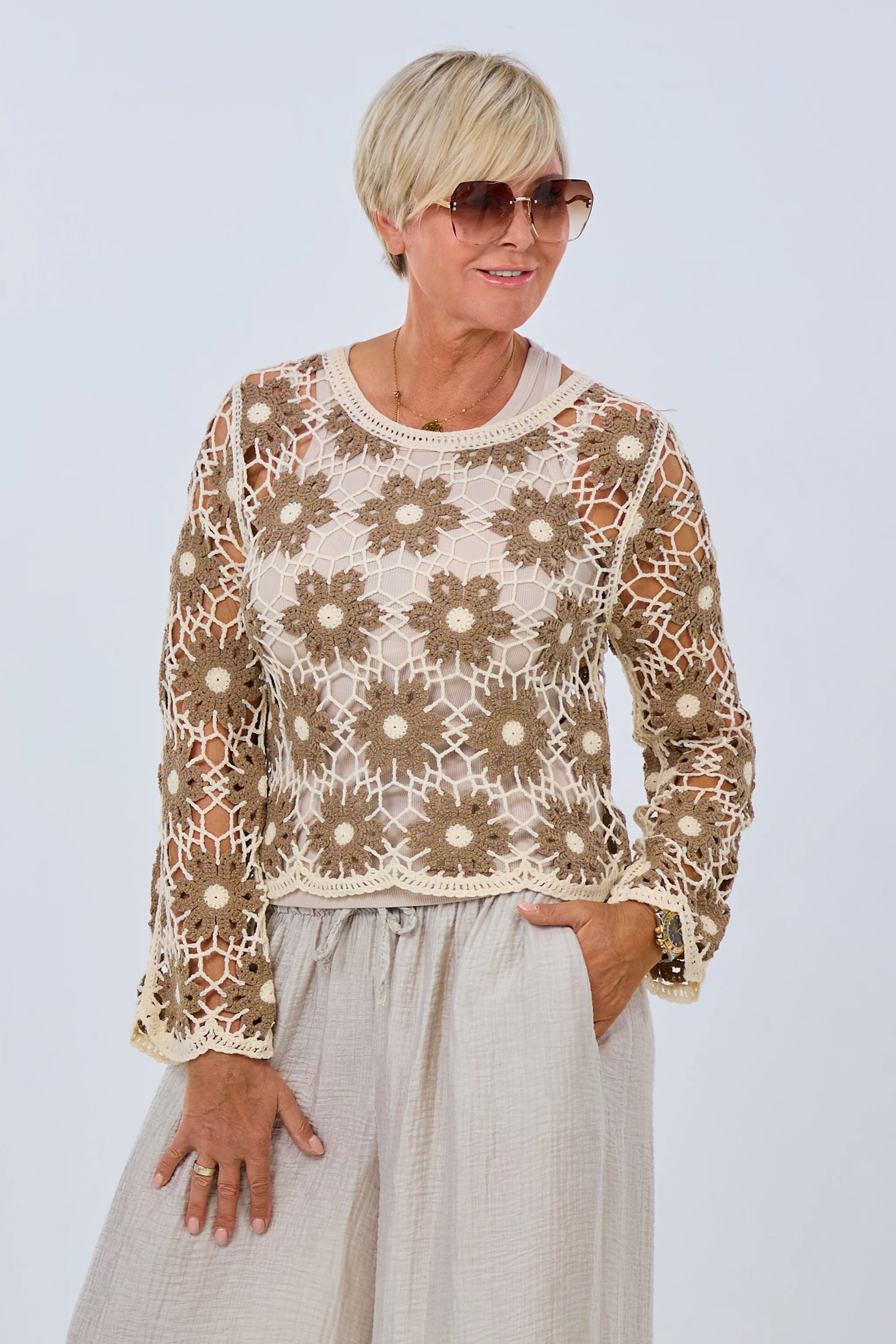 Pulli in Häkeloptik mit Blüten, creme-braun