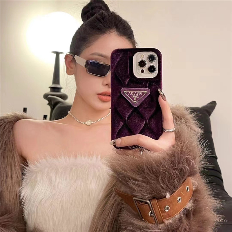 プラダ iphone15pro/15proケース もこもこ おしゃれ 14pro/14promax ケース ブランド レディース prada 携帯ケース 高級感 セレブ愛用