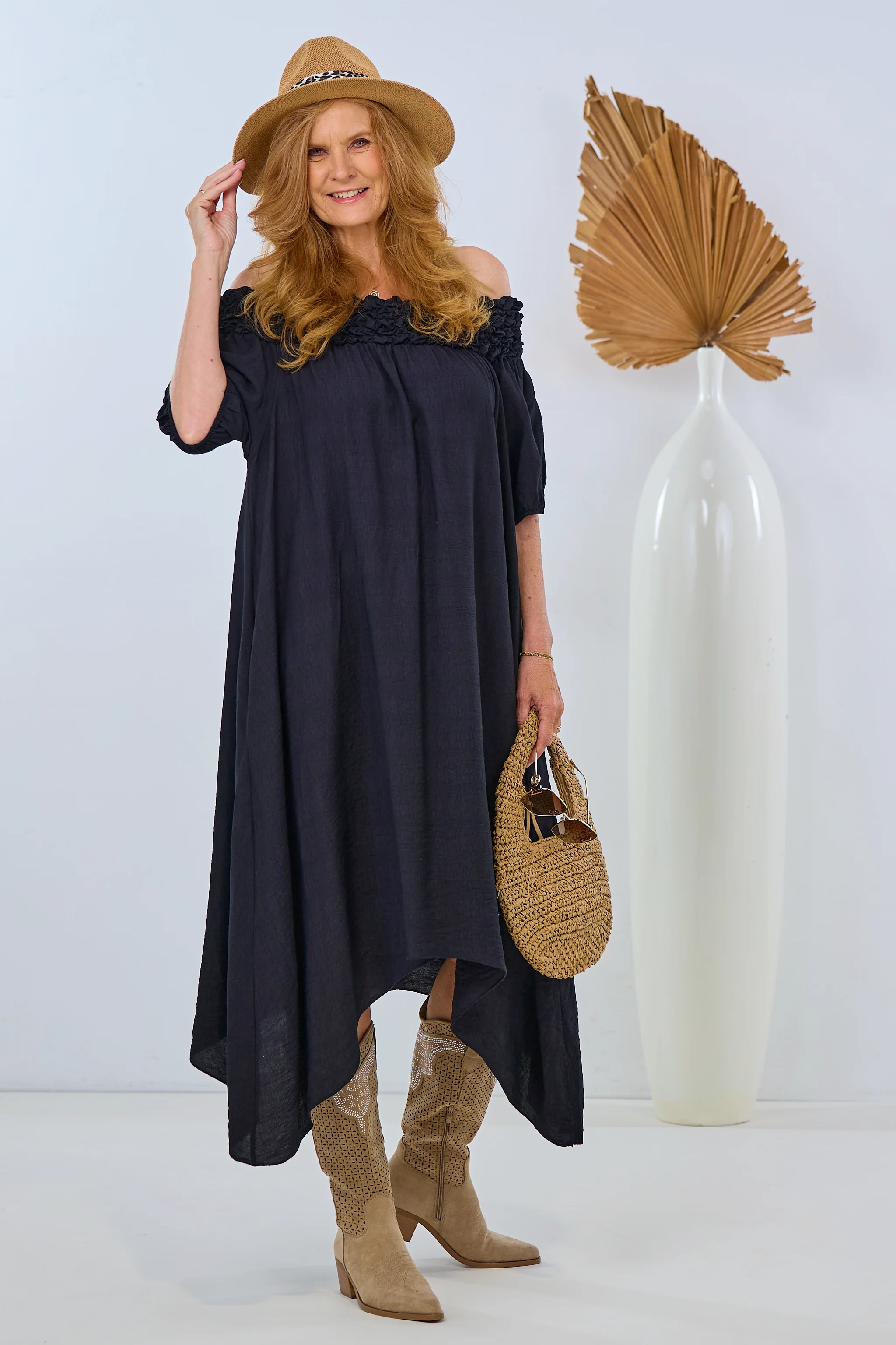 langes Kleid mit gekräuseltem Ausschnitt, schwarz