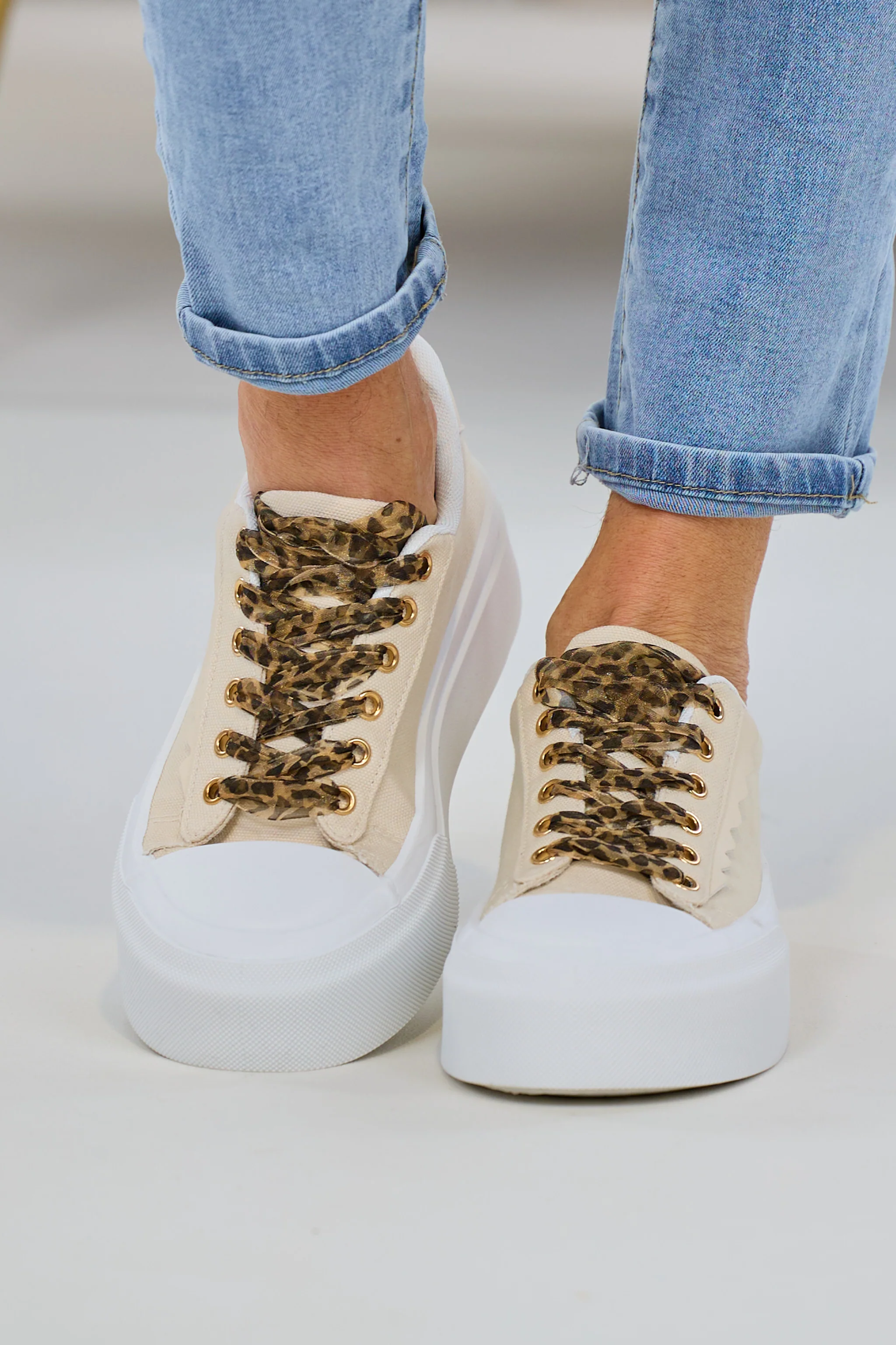 Sneaker mit Leo-Schnürung, beige-weiß