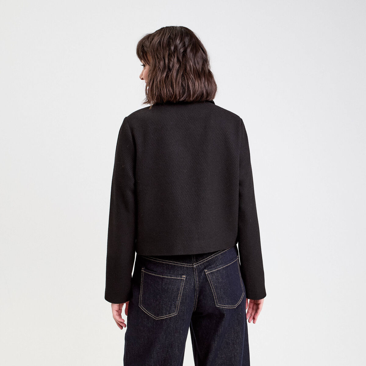 Veste droite courte col classique noir femme