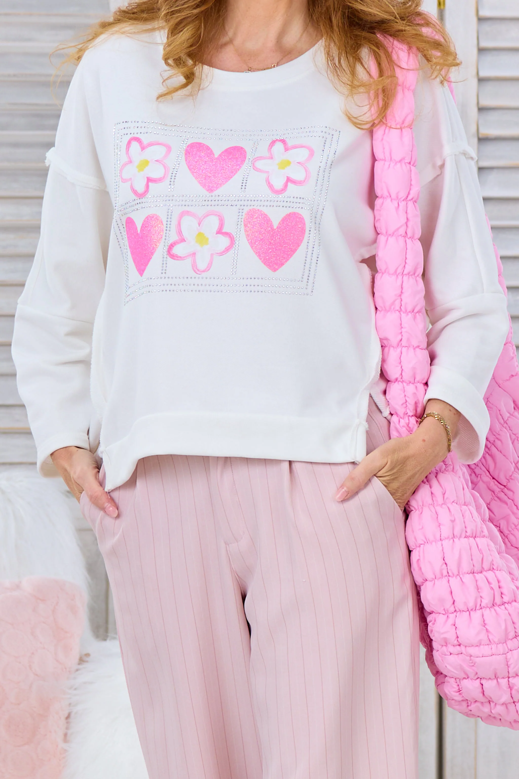 Sweaty mit Druck und außenliegenden Nähten, ecru-pink