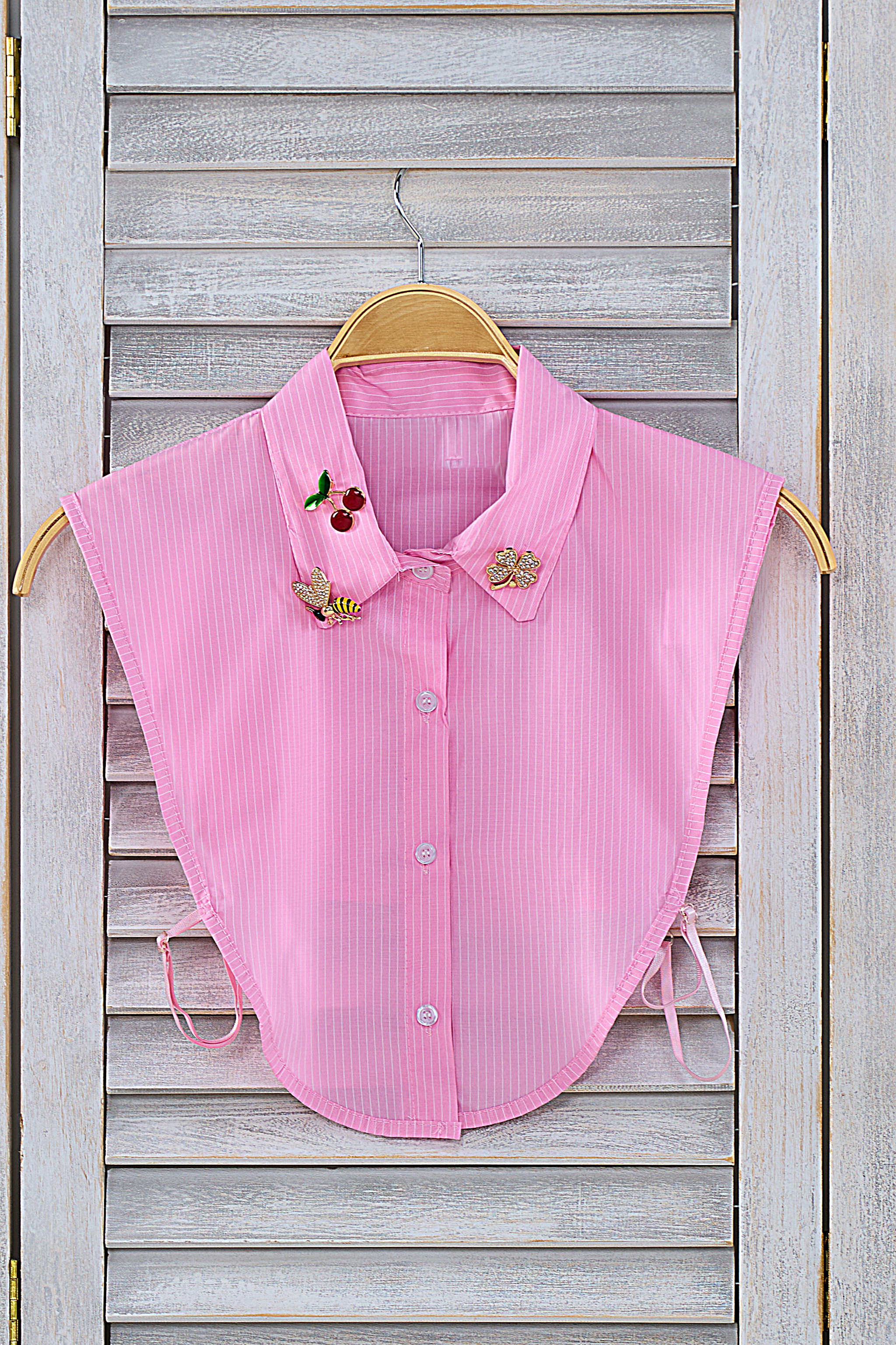 Blusenkragen mit Broschen, vier Varianten