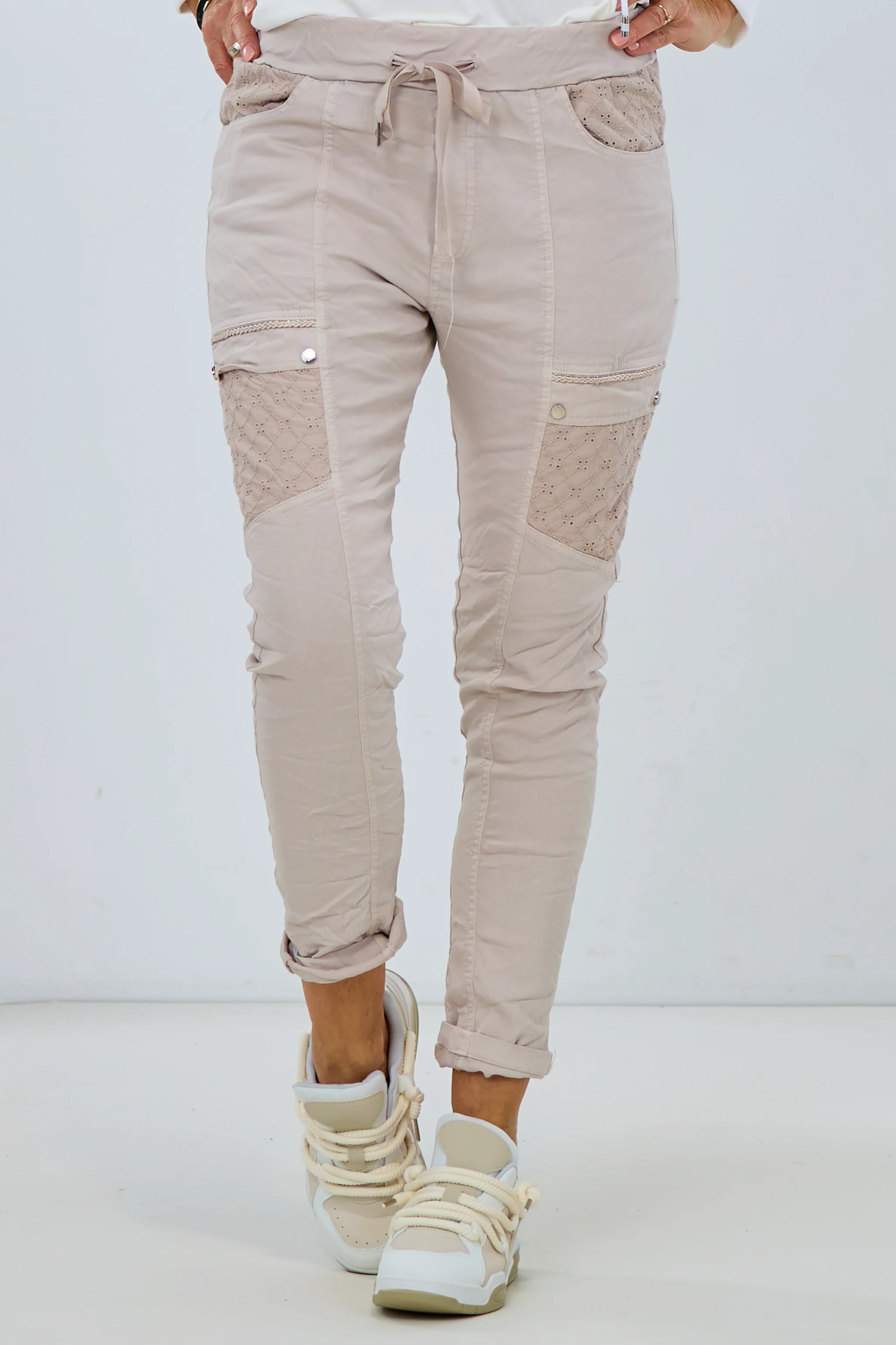 Sommerliche Hose mit Lochstickereien, beige