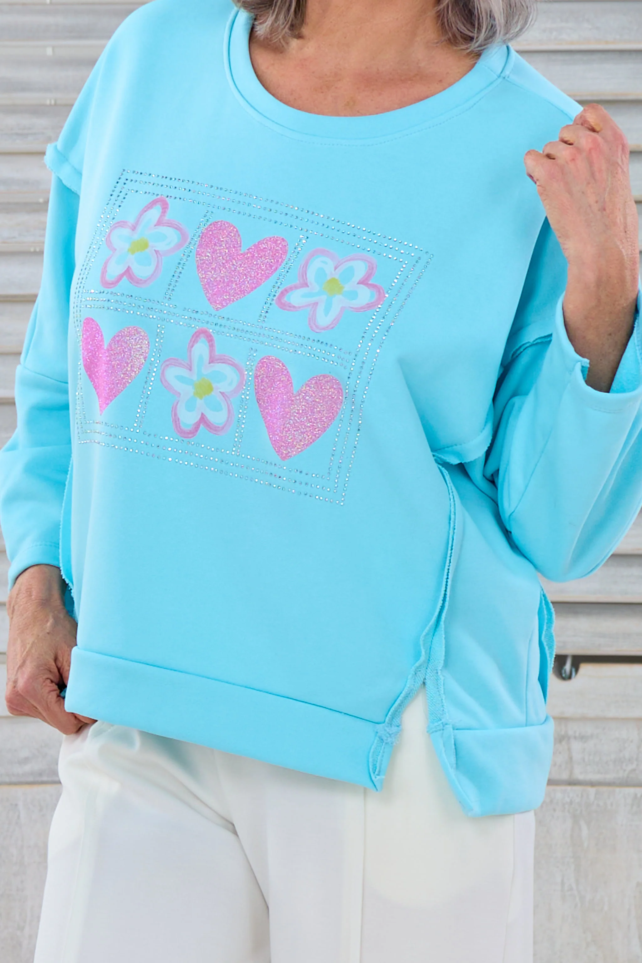 Sweaty mit Druck und außenliegenden Nähten, türkis-pink