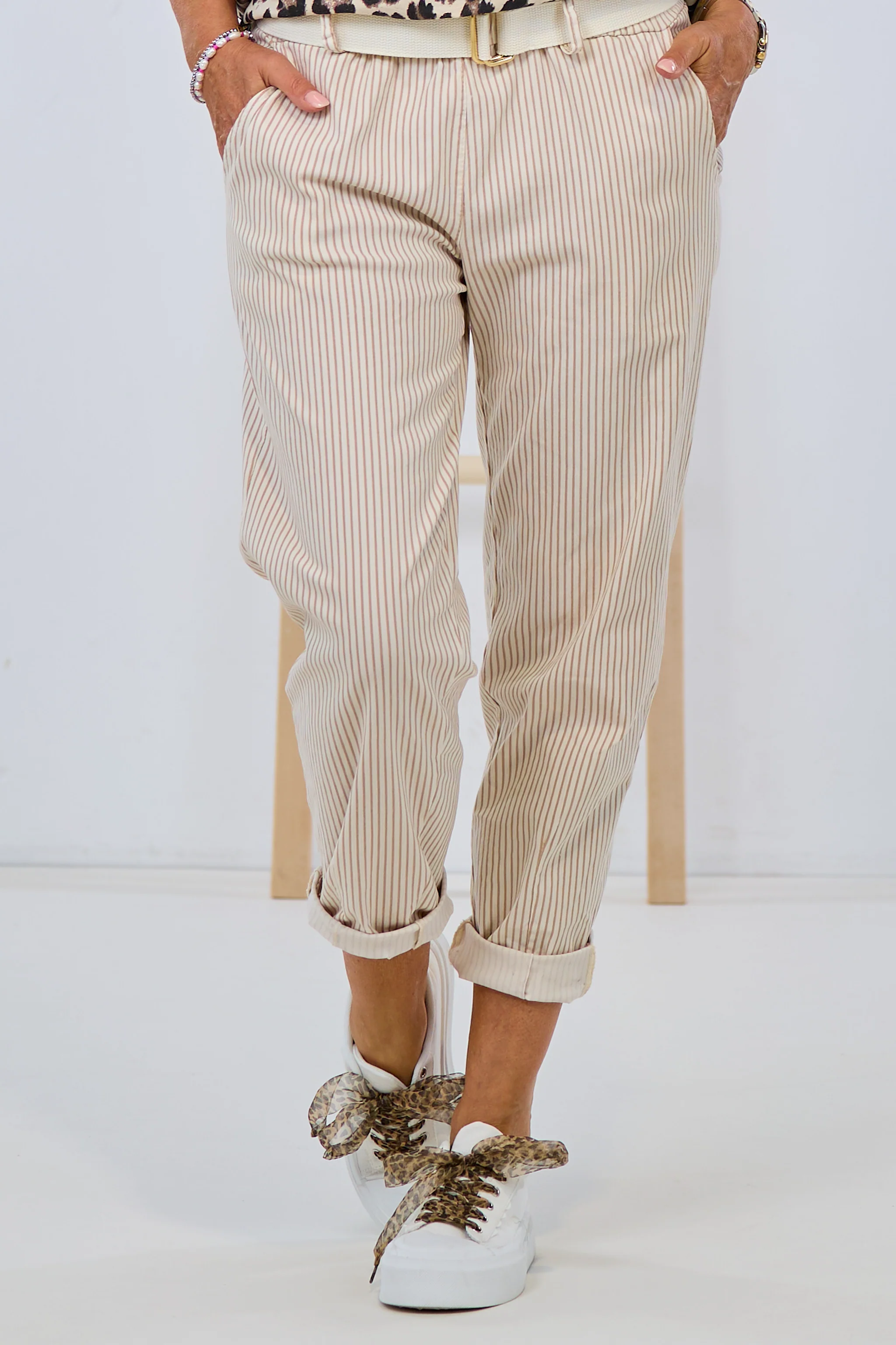 gestreifte Hose mit Gürtel, beige-taupe