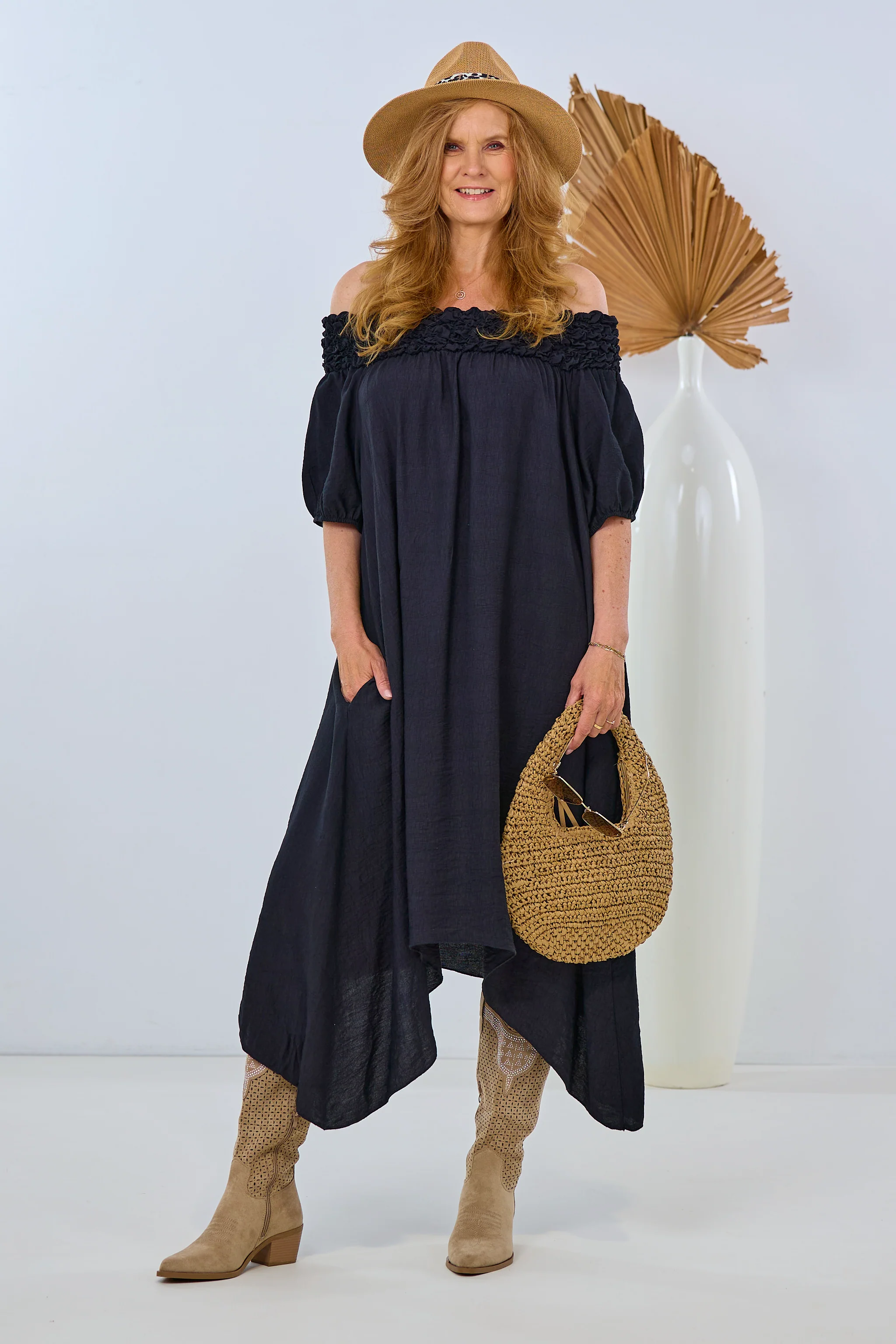 langes Kleid mit gekräuseltem Ausschnitt, schwarz